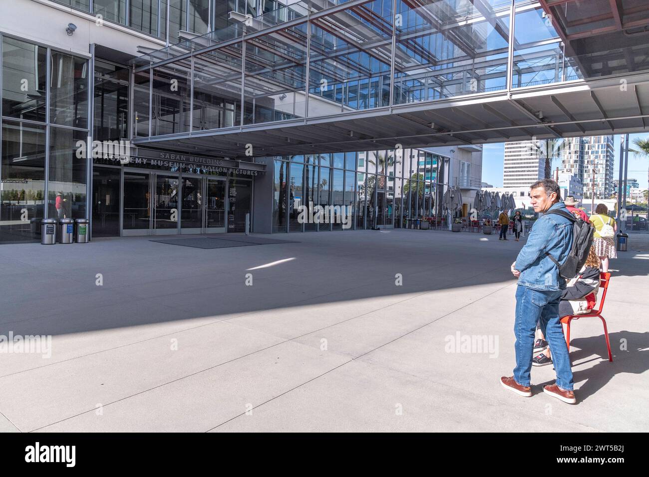 Los Angeles, CA, États-Unis – 15 mars 2024 : les visiteurs attendent devant l’entrée de l’Academy Museum of Motion Pictures à Los Angeles, CA. Banque D'Images