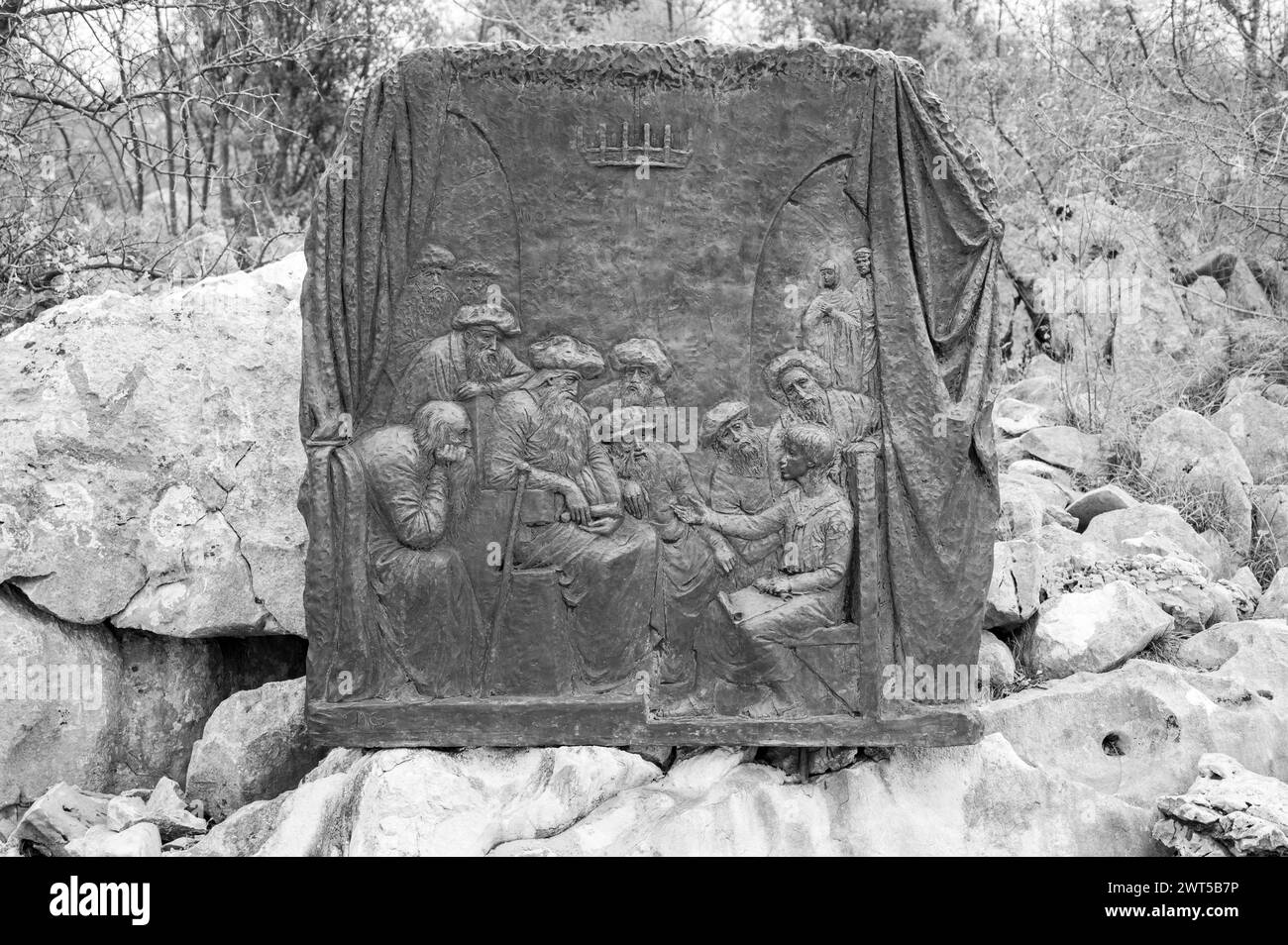 La découverte de Jésus dans le Temple – Cinquième mystère joyeux du Rosaire. Sculpture en relief sur le mont Podbrdo (la colline des apparitions) à Medjugorje. Banque D'Images La découverte de Jésus dans le Temple – Cinquième mystère joyeux du Rosaire. Sculpture en relief sur le mont Podbrdo (la colline des apparitions) à Medjugorje. Banque D'Images