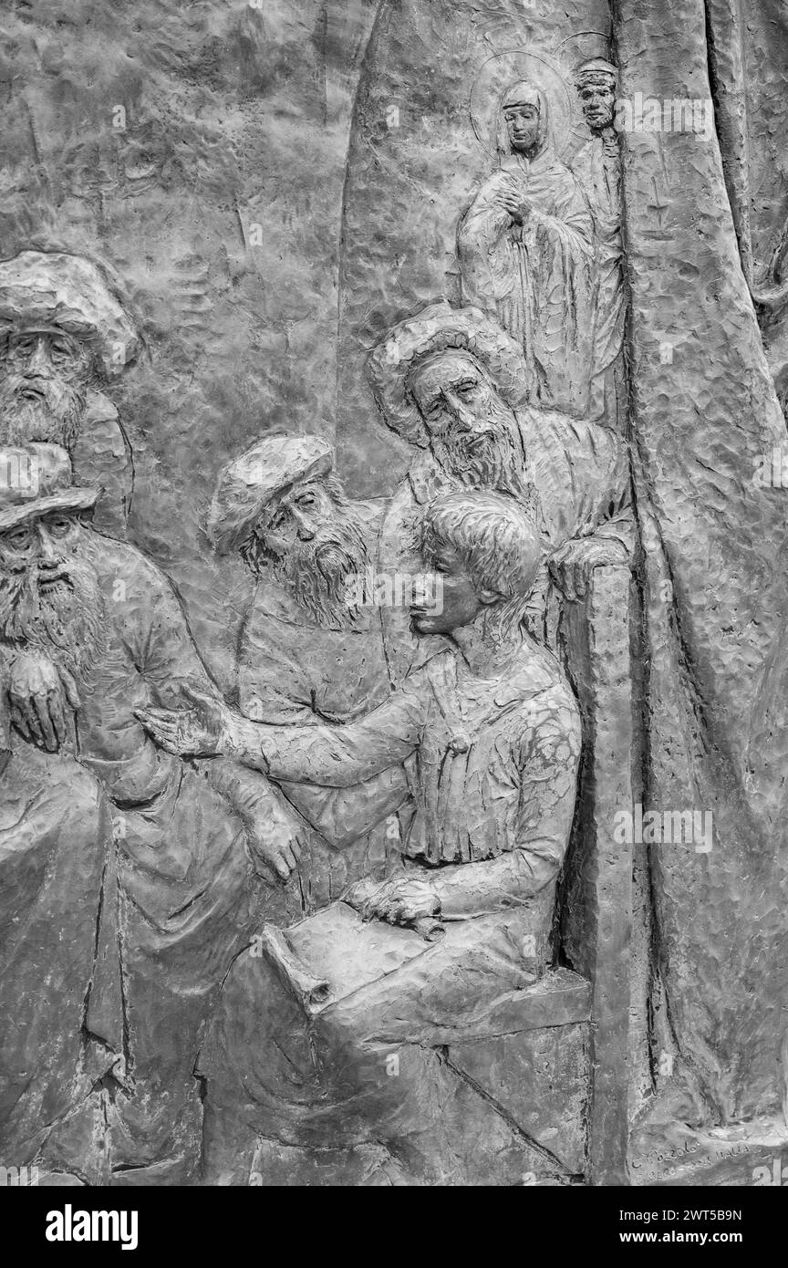 La découverte de Jésus dans le Temple – Cinquième mystère joyeux du Rosaire. Sculpture en relief sur le mont Podbrdo (la colline des apparitions) à Medjugorje. Banque D'Images