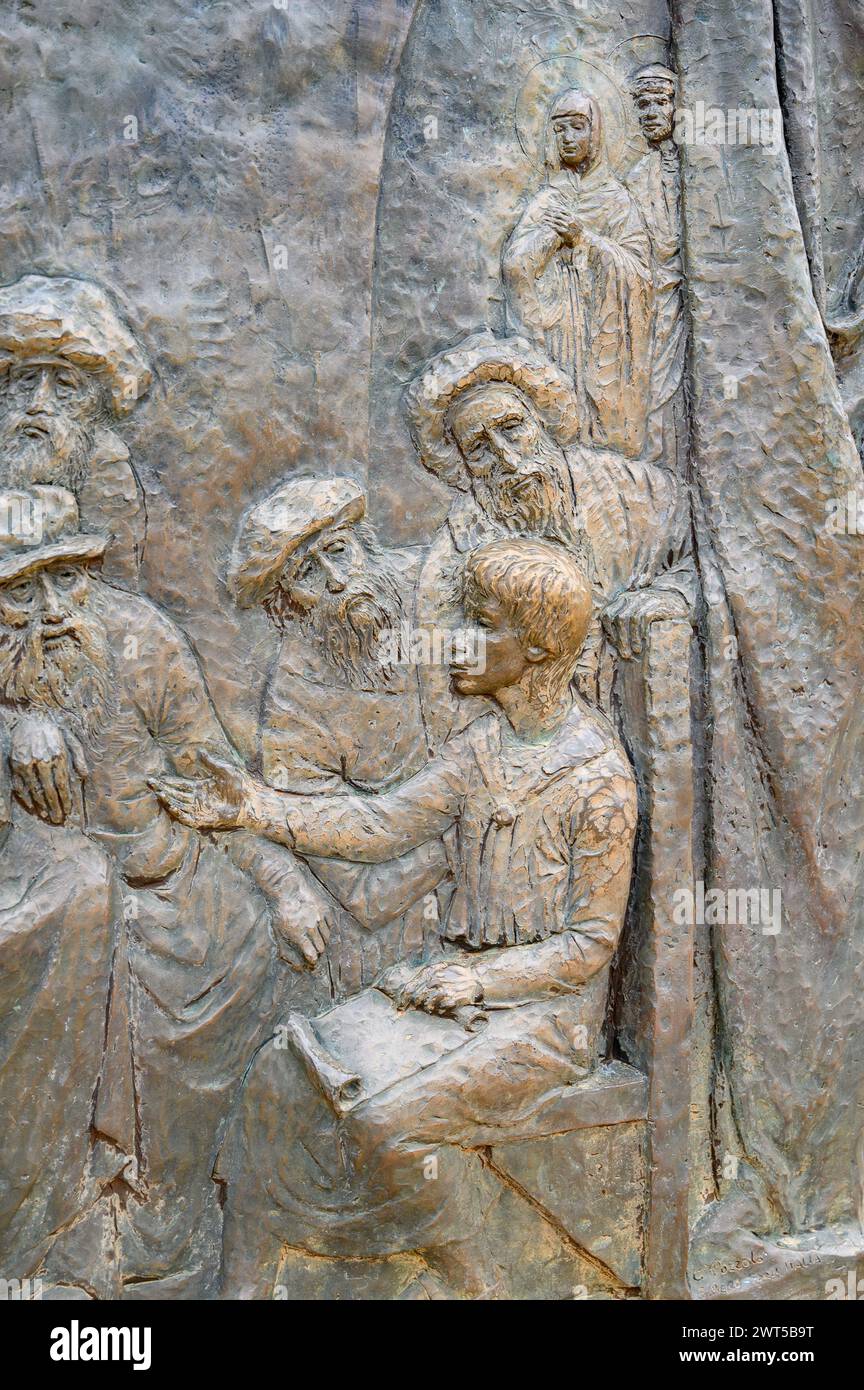 La découverte de Jésus dans le Temple – Cinquième mystère joyeux du Rosaire. Sculpture en relief sur le mont Podbrdo (la colline des apparitions) à Medjugorje. Banque D'Images La découverte de Jésus dans le Temple – Cinquième mystère joyeux du Rosaire. Sculpture en relief sur le mont Podbrdo (la colline des apparitions) à Medjugorje. Banque D'Images