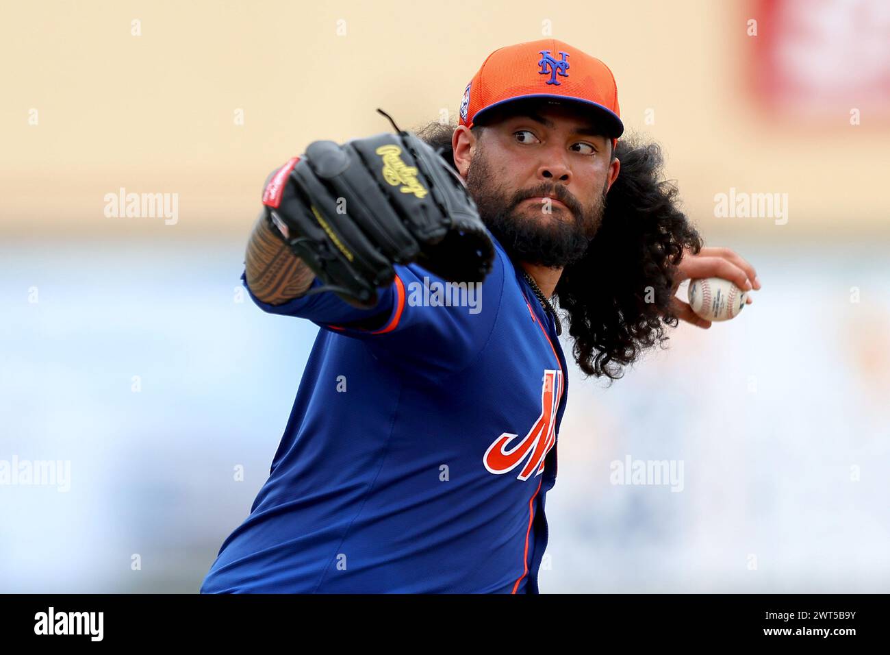 Le lanceur de secours des mets de New York Sean Manaea #59 lance lors de la troisième manche d’un match de baseball contre les Marlins de Miami au Roger Dean Chevrolet Stadium à Jupiter, Floride, le samedi 2 mars 2024. (Photo : Gordon Donovan) Banque D'Images