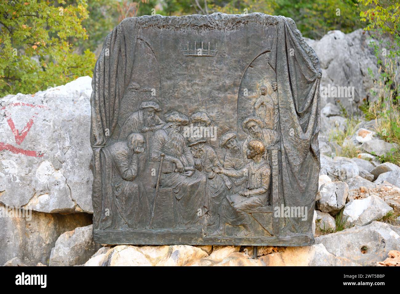 La découverte de Jésus dans le Temple – Cinquième mystère joyeux du Rosaire. Sculpture en relief sur le mont Podbrdo (la colline des apparitions) à Medjugorje. Banque D'Images La découverte de Jésus dans le Temple – Cinquième mystère joyeux du Rosaire. Sculpture en relief sur le mont Podbrdo (la colline des apparitions) à Medjugorje. Banque D'Images