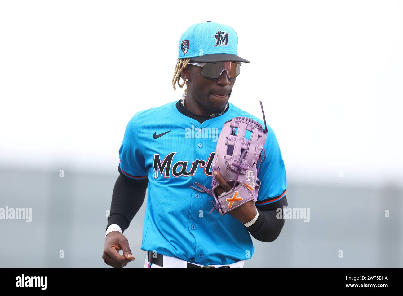 Nick Gordon, l’outfielder #1 des Miami Marlins, sort du terrain lors de la quatrième manche d’un match de baseball d’entraînement de printemps contre les mets de New York au Roger Dean Chevrolet Stadium à Jupiter, en Floride, le samedi 2 mars 2024. (Photo : Gordon Donovan) Banque D'Images