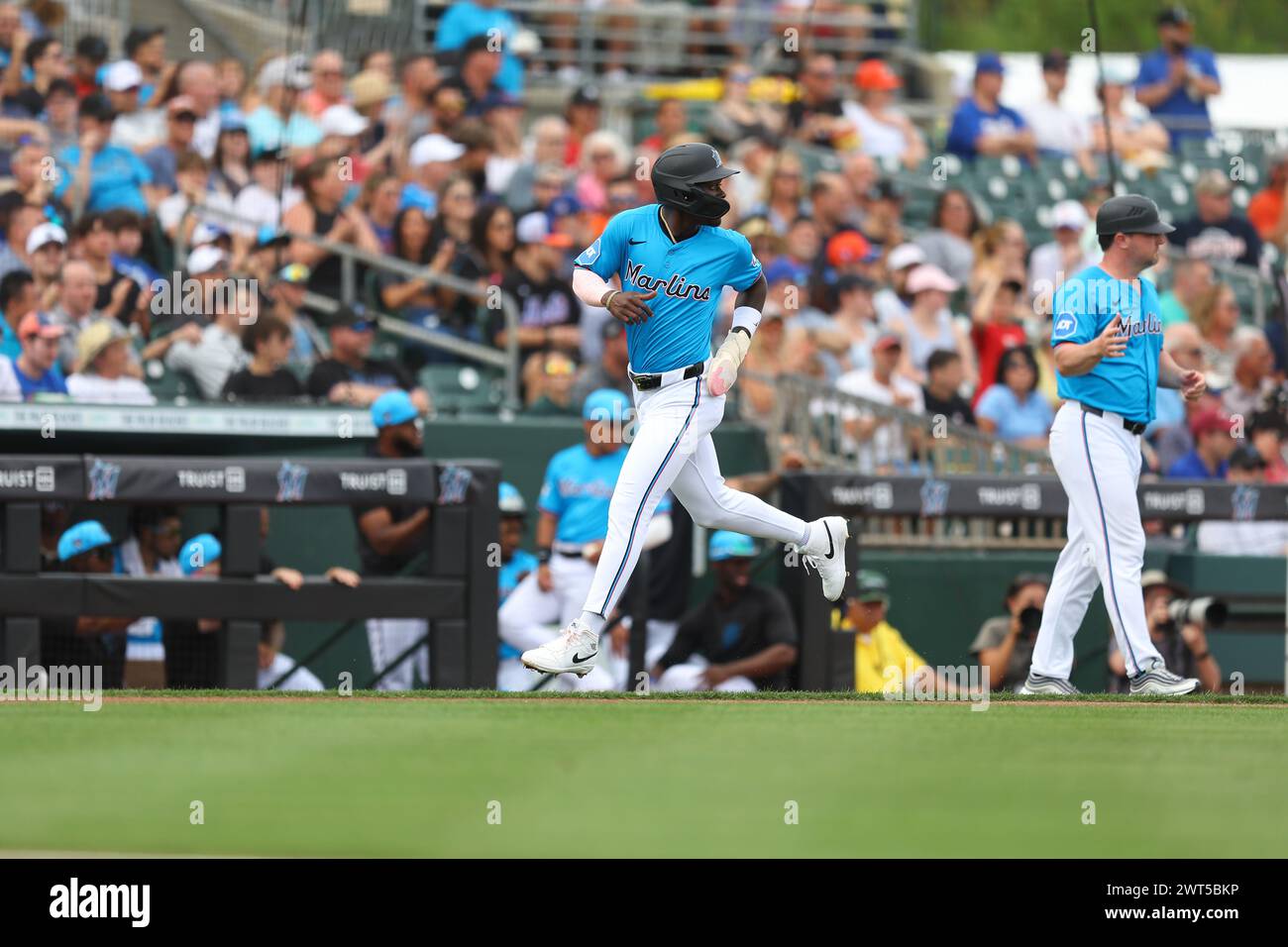 Miami Marlins Jazz Chisholm Jr. #2 scores lors de la première manche d’un match de baseball d’entraînement de printemps contre les mets de New York au Roger Dean Chevrolet Stadium à Jupiter, en Floride, le samedi 2 mars 2024. (Photo : Gordon Donovan) Banque D'Images