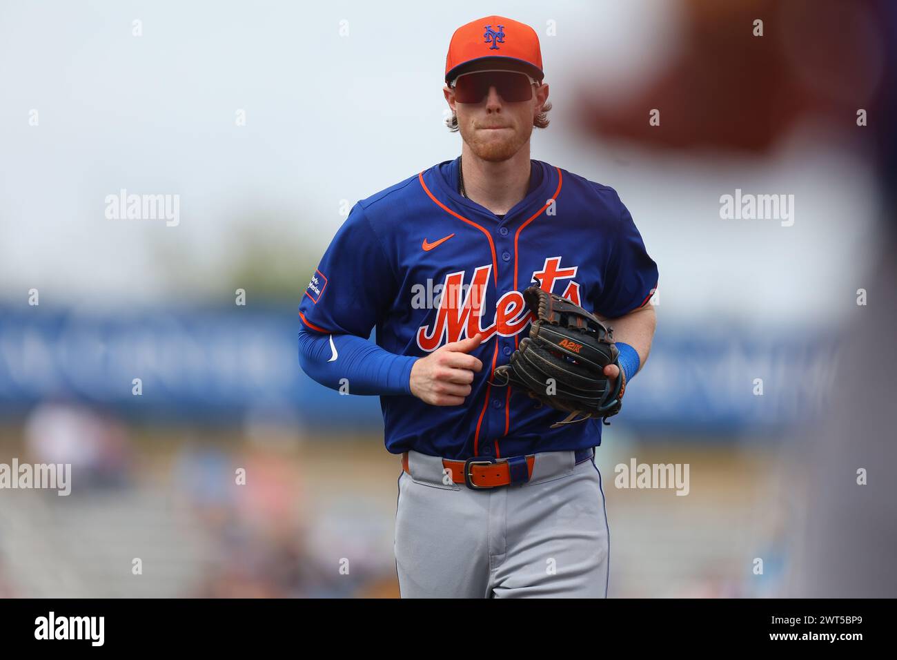 New York mets Brett Baty #22 sort du terrain lors de la deuxième manche d’un match de baseball contre les Marlins de Miami au Roger Dean Chevrolet Stadium à Jupiter, Floride, le samedi 2 mars 2024. (Photo : Gordon Donovan) Banque D'Images