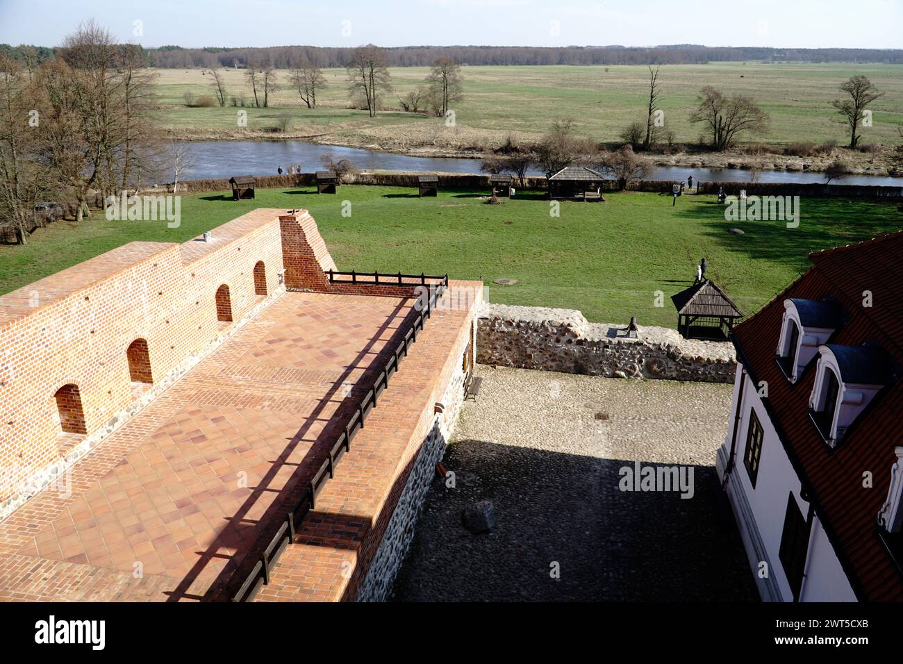 LIW, Pologne - 10 mars 2024 - Château ducal médiéval - vue sur le patio et la rivière Liwiec Banque D'Images