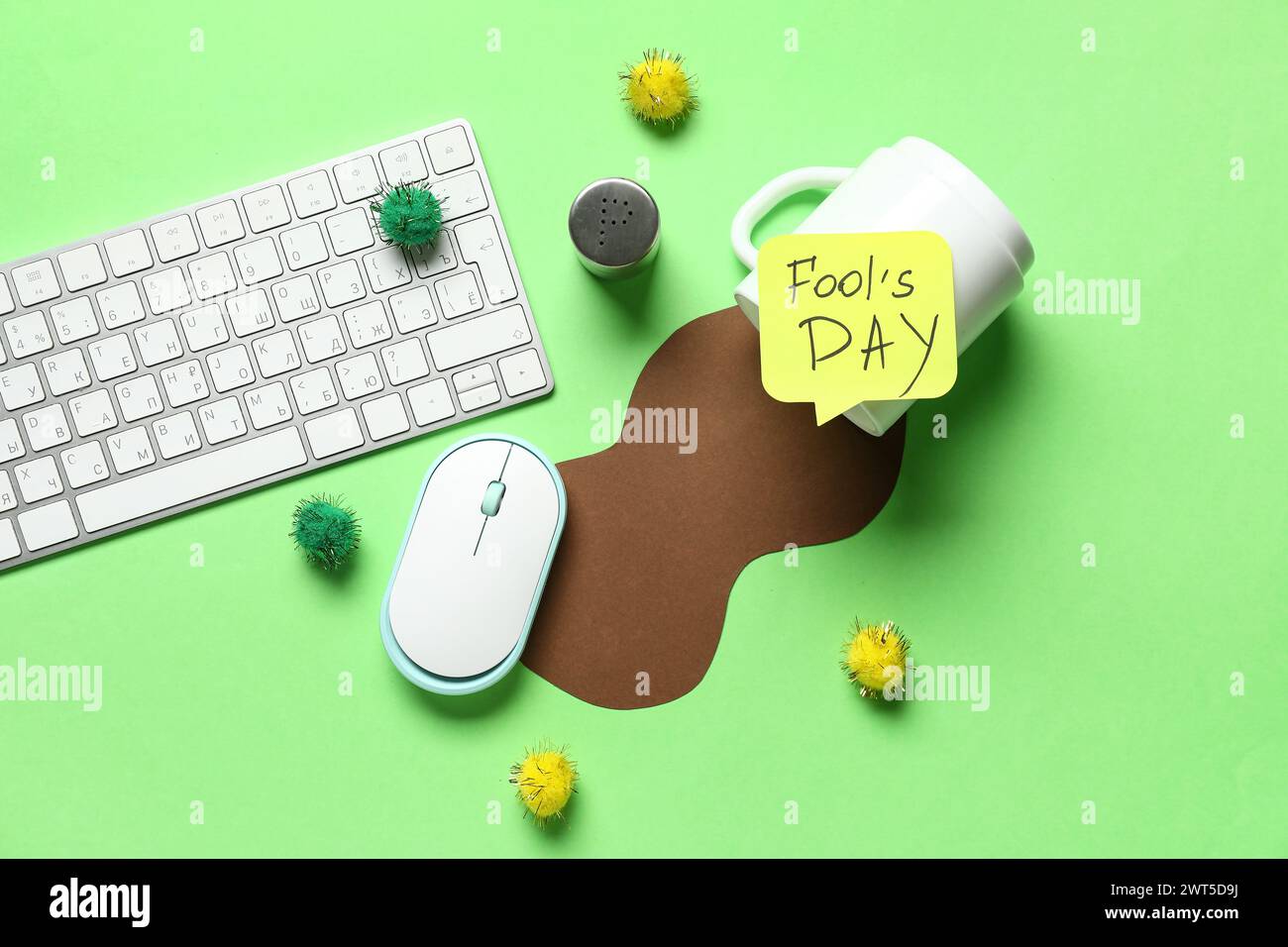 Clavier d'ordinateur, note collante et farce avec une tasse de café renversée sur fond vert. Farce du jour des fous d'avril Banque D'Images Clavier d'ordinateur, note collante et farce avec une tasse de café renversée sur fond vert. Farce du jour des fous d'avril Banque D'Images