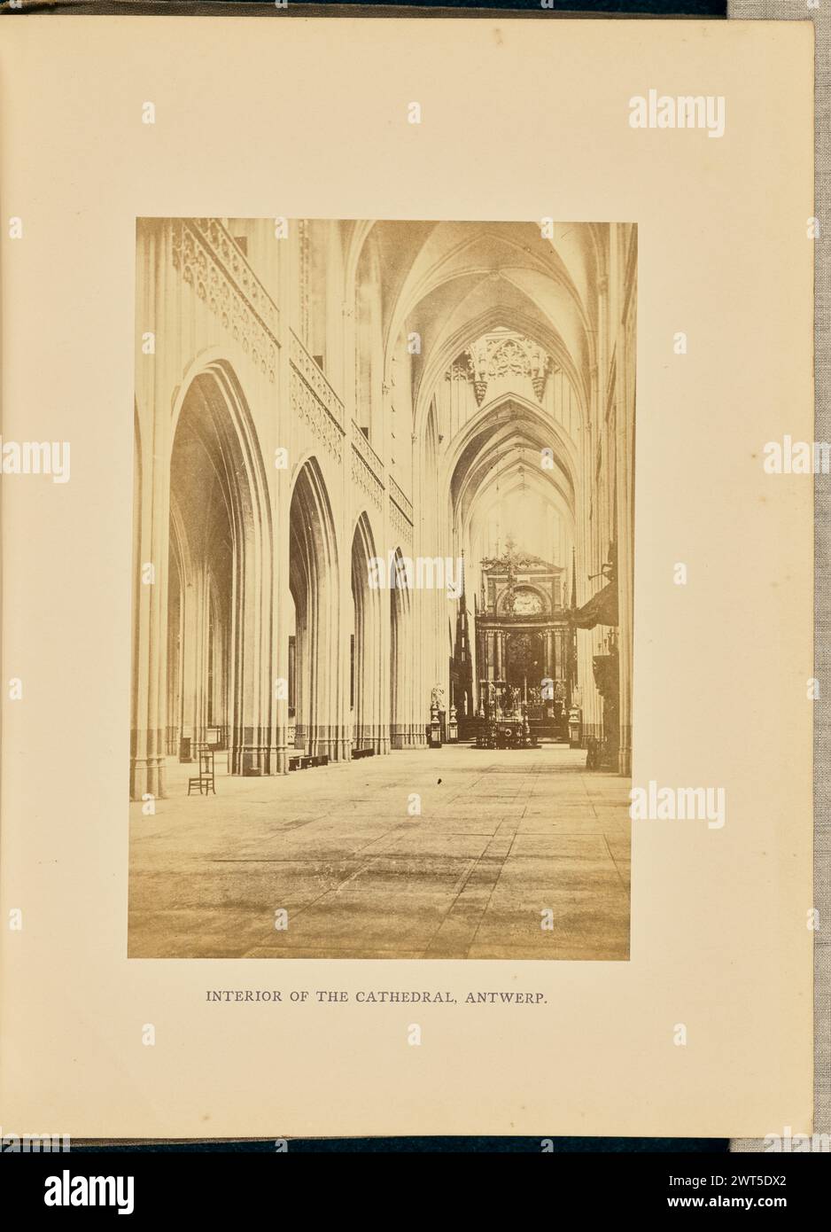 Intérieur de la cathédrale, Anvers. Cundall & Fleming, photographe 1866 vue en bas de la nef de la cathédrale notre-Dame, en regardant vers le chœur. (Recto, monture) en bas au centre, texte imprimé en noir : 'INSIDE OF THE CATHEDRAL, ANTWERP.' ; (verso, monture) en bas à gauche, crayon : 'IB 86,11 (Cun)'; Banque D'Images