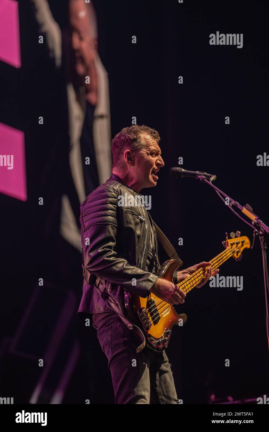 LEEDS, ROYAUME-UNI. 15 mars 2024. Simple Minds Global Tour 2024 basse et chant, Ged Grimes crédit : Paul Whitehurst/Alamy Live News Banque D'Images