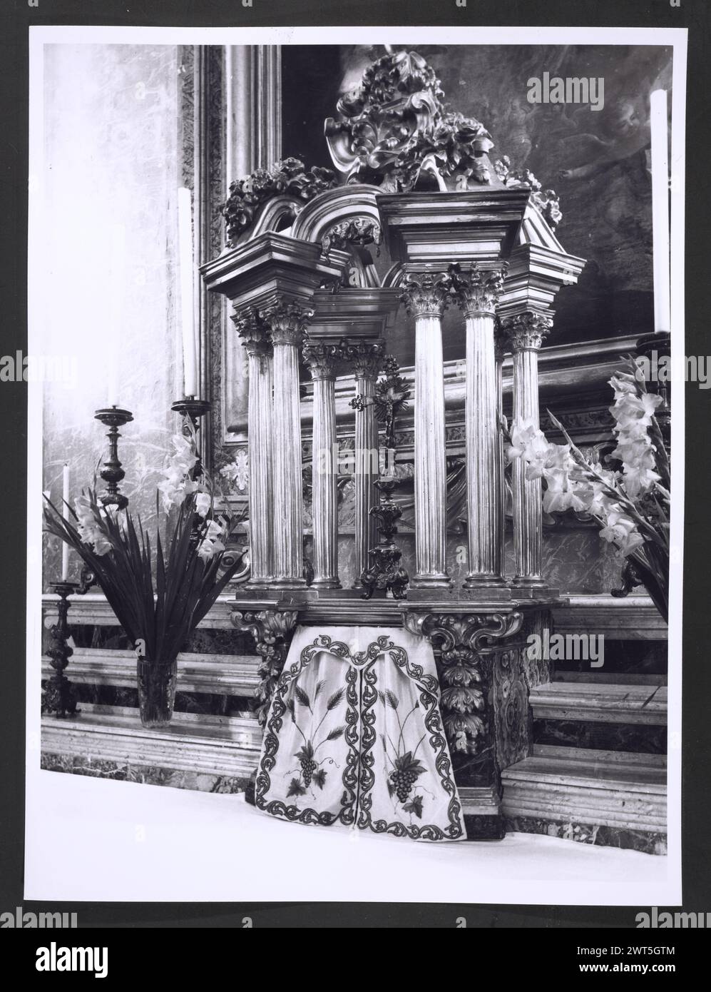 Ombrie Terni Calvi dell'Ombria S. Antonio7. Hutzel, Max 1960-1990 vues extérieures et intérieures de l'église ; peintures et sculptures intérieures de la haute Renaissance et baroque ; un rare groupe sculptural sculpté en bois de 30 figures datant du milieu du XVIe siècle. Notes de l'objet : Hutzel a tourné cette campagne en 1984. Photographe et érudit d'origine allemande Max Hutzel (1911-1988) photographié en Italie du début des années 1960 jusqu'à sa mort. Le résultat de ce projet, désigné par Hutzel comme Foto Arte Minore, est une documentation approfondie du développement historique de l'art en Italie jusqu'au XVIIIe siècle, y compris obje Banque D'Images