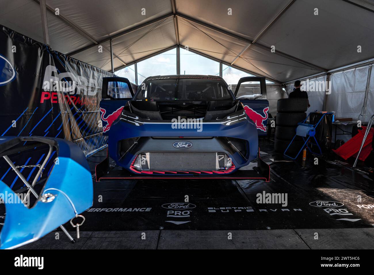 Adélaïde, Australie. 16 mars 2024. La Ford Supervan exposée samedi au Repco Adelaide Motorsport Festival 2024, cette voiture a battu le record du tour en voiture fermée au Mount Panorama Bathurst. Crédit : James Forrester/Alamy Live News Banque D'Images