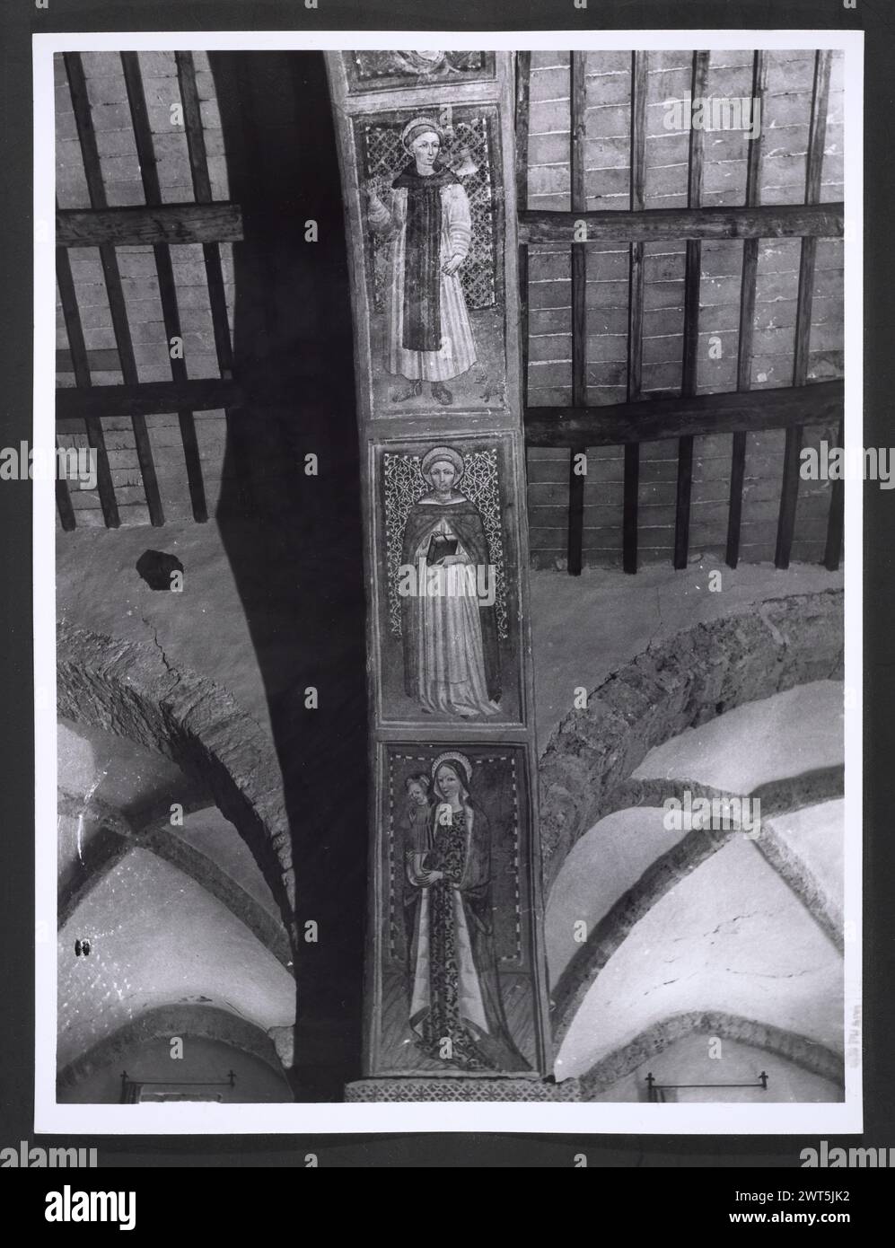 Ombrie Pérouse Campi Vecchio S. Salvatore7. Hutzel, Max 1960-1990 actuelle église construite en 14ème cent. Sur les ruines d'un temple romain. Les restes du temple ont été enlevés au Musée national de Pérouse. Église actuelle restaurée dans les années 1970 Les vues intérieures comprennent l'iconostase avec des saints, des fresques comprenant des scènes de l'Adoration, de la Cène et de la Lamentation. Les fresques des 4 évangélistes sont dans la voûte. Aussi des peintures de prophètes, y compris David, Isaïe et Daniel. Les saints incluent S. Sebastian. Une grande croix en bois, peut-être datant du 14ème cent., a été placée sur l'autel. O Banque D'Images