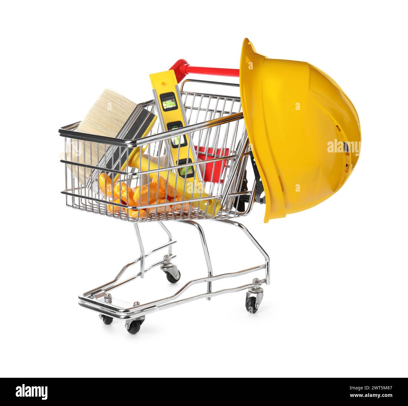 Petit chariot avec niveau de construction, brosse, gants et casque isolé sur blanc Banque D'Images