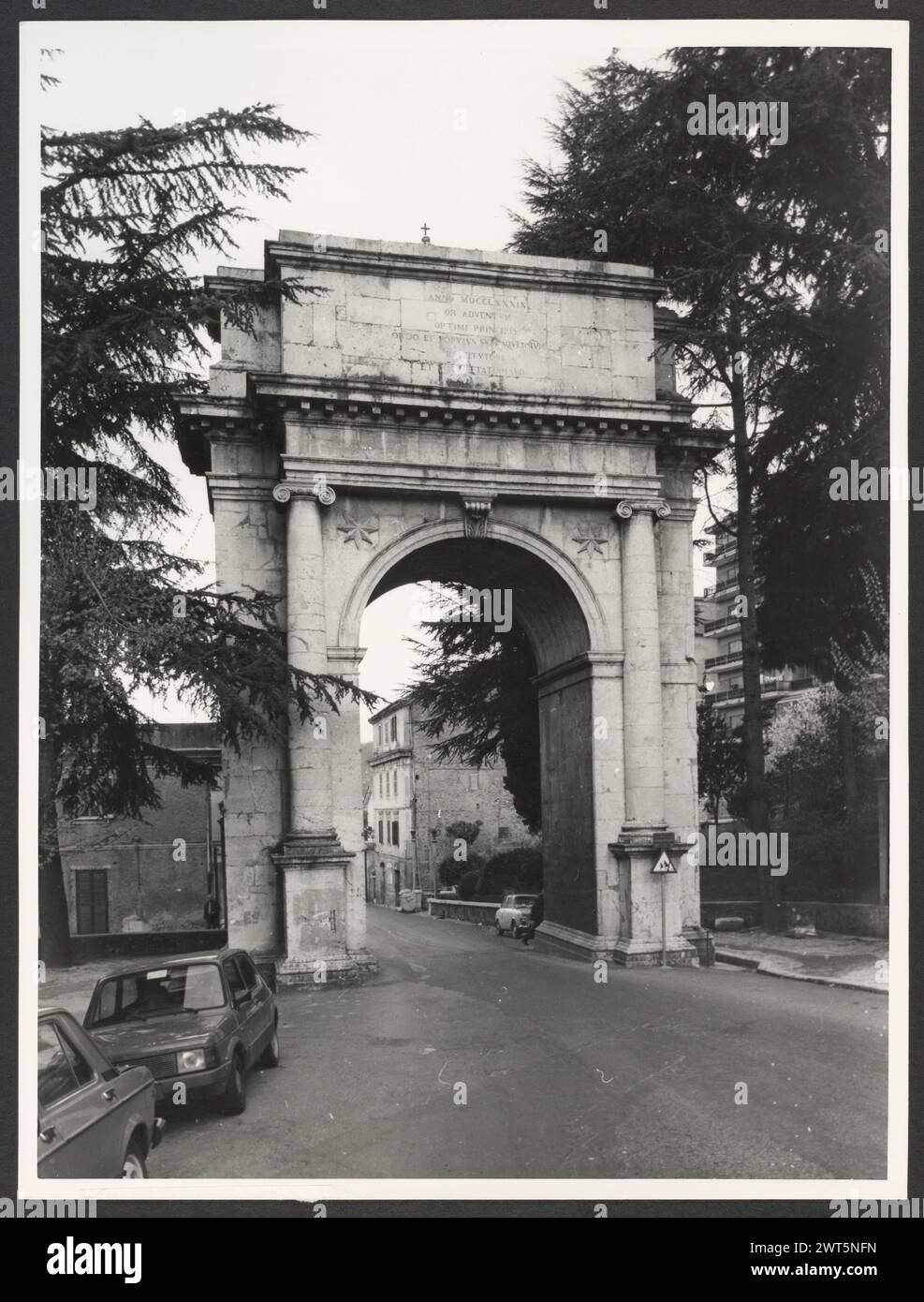 Lazio Roma Subiaco vues générales. Hutzel, Max 1960-1990 vues générales de la ville, y compris des vues spécifiques de Ponte di S. Francesco, également connu sous le nom de Ponte Romano ; Arco di Pio VI, et (dans NNP) des vues de deux églises non identifiées, dont l'une peut être S. Pietro, et un palais non identifié. Notes générales : tirages tirés de la séquence Rocca abbaziale. Photographe et érudit d'origine allemande Max Hutzel (1911-1988) photographié en Italie du début des années 1960 jusqu'à sa mort. Le résultat de ce projet, désigné par Hutzel comme Foto Arte Minore, est une documentation approfondie du développement historique de l'art en Ita Banque D'Images