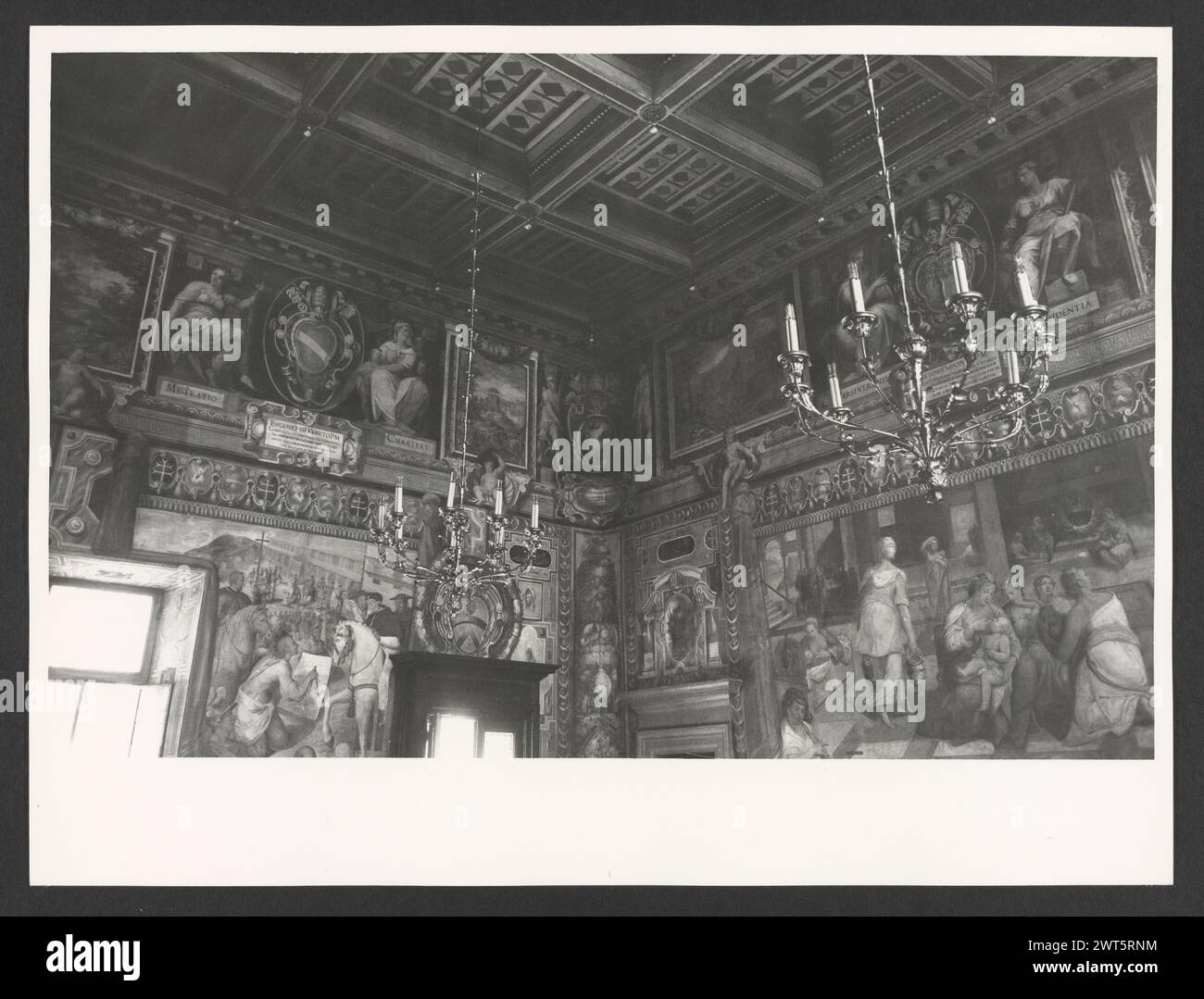 Lazio Roma Rome Palazzo del Commendatore0. Hutzel, Max 1960-1990 Post-médiéval : architecture, sculpture architecturale, sculpture, fresque. Notes de l'objet : le palazzo est le siège du président de l'hôpital de Borgo S. Spirito ; construit entre 1567-71 après la conception de Nanni di Baccio Bigio ; façade linéaire ; horloge fantastique de 1827. Hôpital a été fondé en 1198 par le pape Inncenzo III. Fresques dans les salons, environ 1 000 mètres carrés. 53 négatifs ont déjà été classés. Photographe et érudit d'origine allemande Max Hutzel (1911-1988) photographié en Italie du début des années 1960 jusqu'à sa mort. Banque D'Images