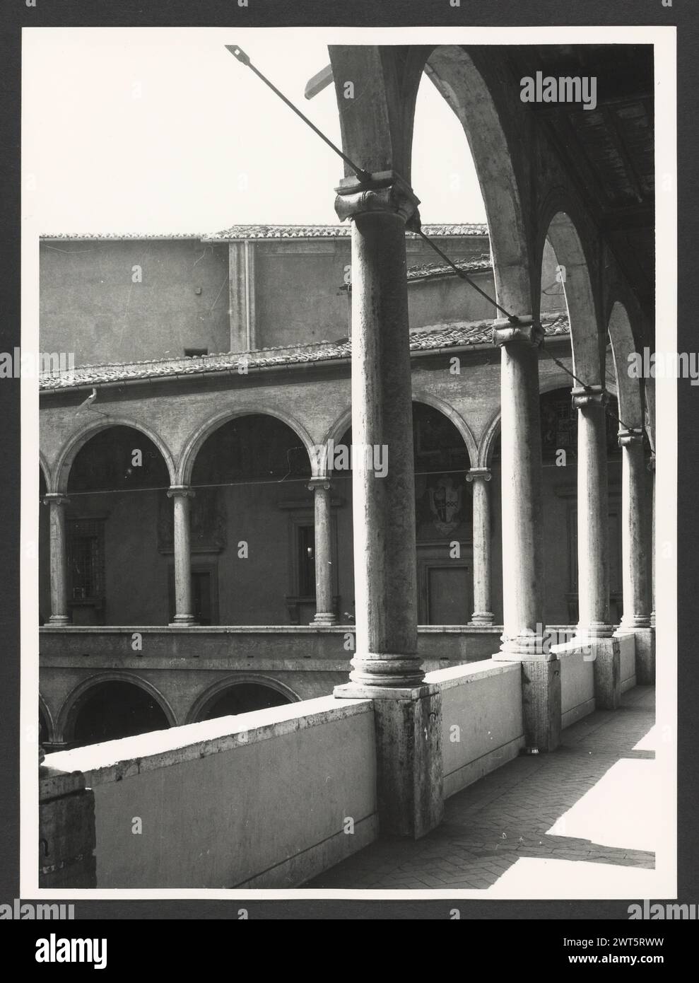Lazio Roma Rome Palazzo del Commendatore7. Hutzel, Max 1960-1990 Post-médiéval : architecture, sculpture architecturale, sculpture, fresque. Notes de l'objet : le palazzo est le siège du président de l'hôpital de Borgo S. Spirito ; construit entre 1567-71 après la conception de Nanni di Baccio Bigio ; façade linéaire ; horloge fantastique de 1827. Hôpital a été fondé en 1198 par le pape Inncenzo III. Fresques dans les salons, environ 1 000 mètres carrés. 53 négatifs ont déjà été classés. Photographe et érudit d'origine allemande Max Hutzel (1911-1988) photographié en Italie du début des années 1960 jusqu'à sa mort. Banque D'Images