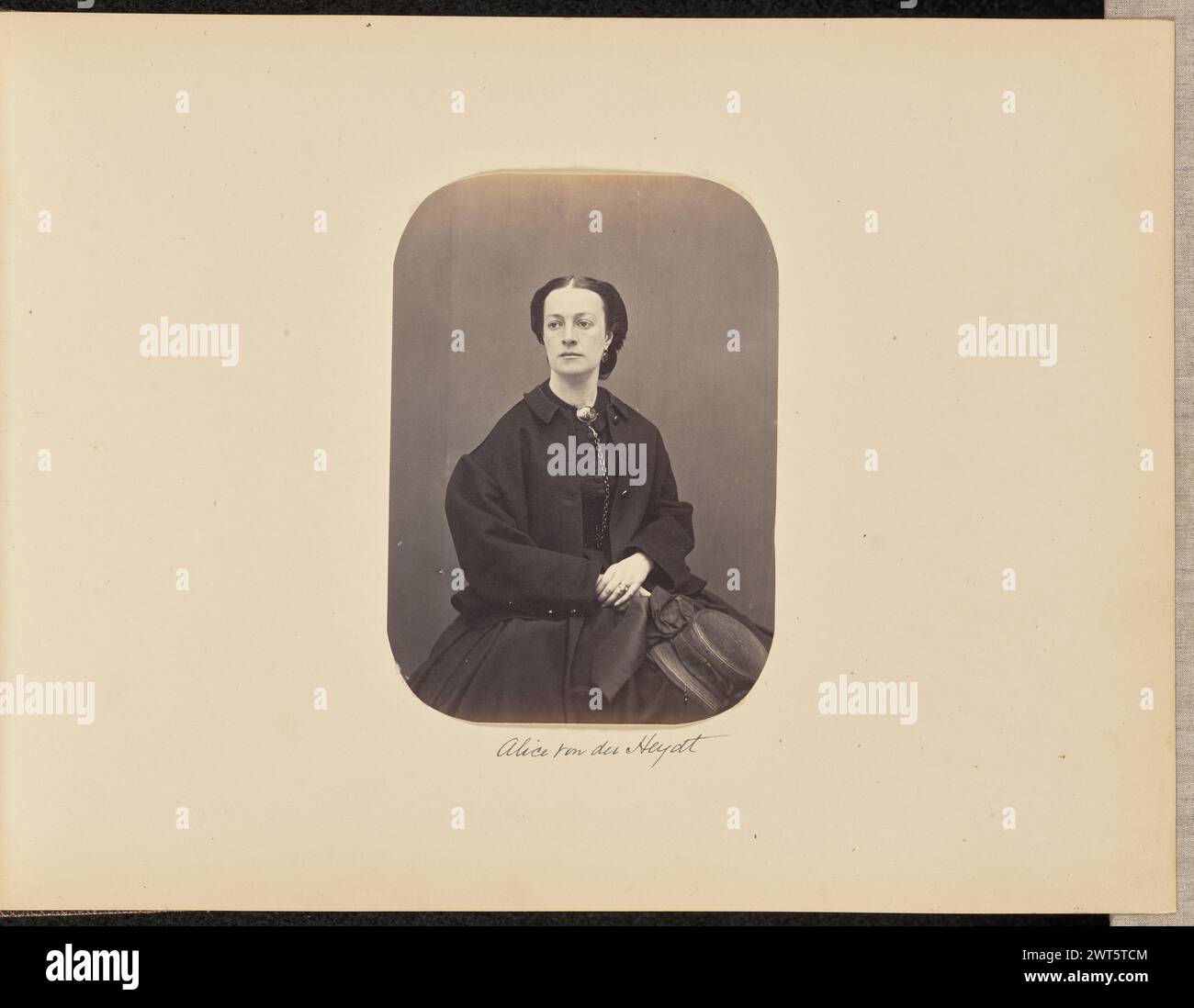 Alice von der Heydt. Peut-être Charles de Rham, photographe (américain, 1822 - 1909) ou inconnu, photographe vers 1860–1865 portrait d'une jeune femme assise et les mains pliées sur les genoux. Elle tient également un chapeau de paille. (Recto, monture) en bas au centre, encre noire : 'Alice von der Heydt' ; (verso, monture) en bas à gauche, crayon : 'A34.37 [sic]'; Banque D'Images