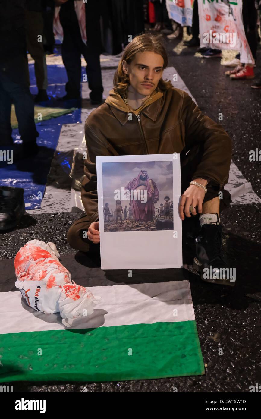 Londres, Royaume-Uni, 15 mars 2024. Les manifestants palestiniens ont tenu des prières en solidarité avec les habitants de Gaza devant l'ambassade d'Arabie saoudite à Mayfair. Les partisans disent que le gouvernement saoudien continue de fournir du pétrole et de faciliter les transferts d’armes à Israël, alimentant de nouveaux bombardements des Palestiniens. Crédit : onzième heure photographie/Alamy Live News Banque D'Images