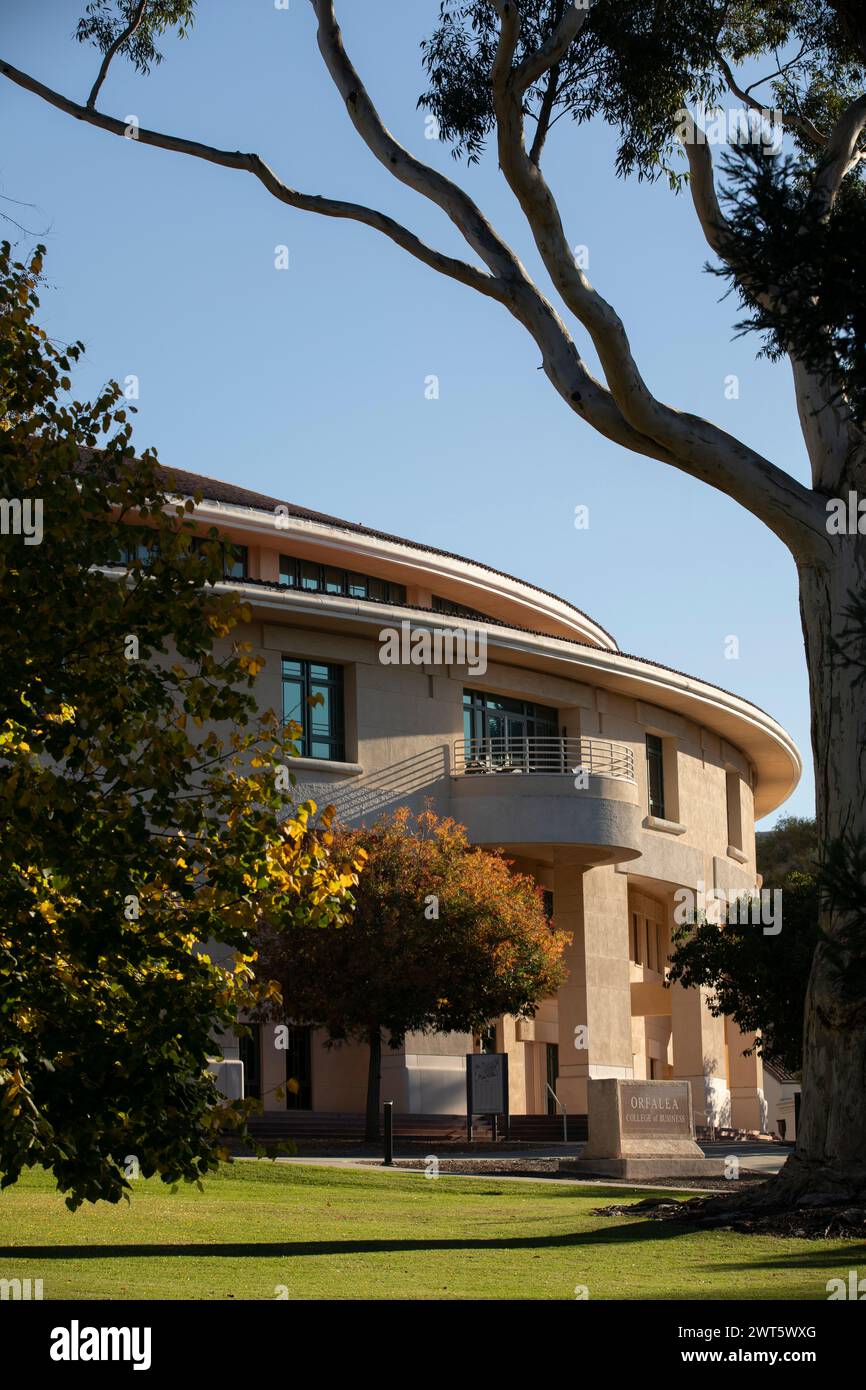 San Luis Obispo, Californie, États-Unis - 3 décembre 2021 : la lumière de l'après-midi brille sur le campus du centre-ville de Cal poly San Luis Obispo (SLO). Banque D'Images