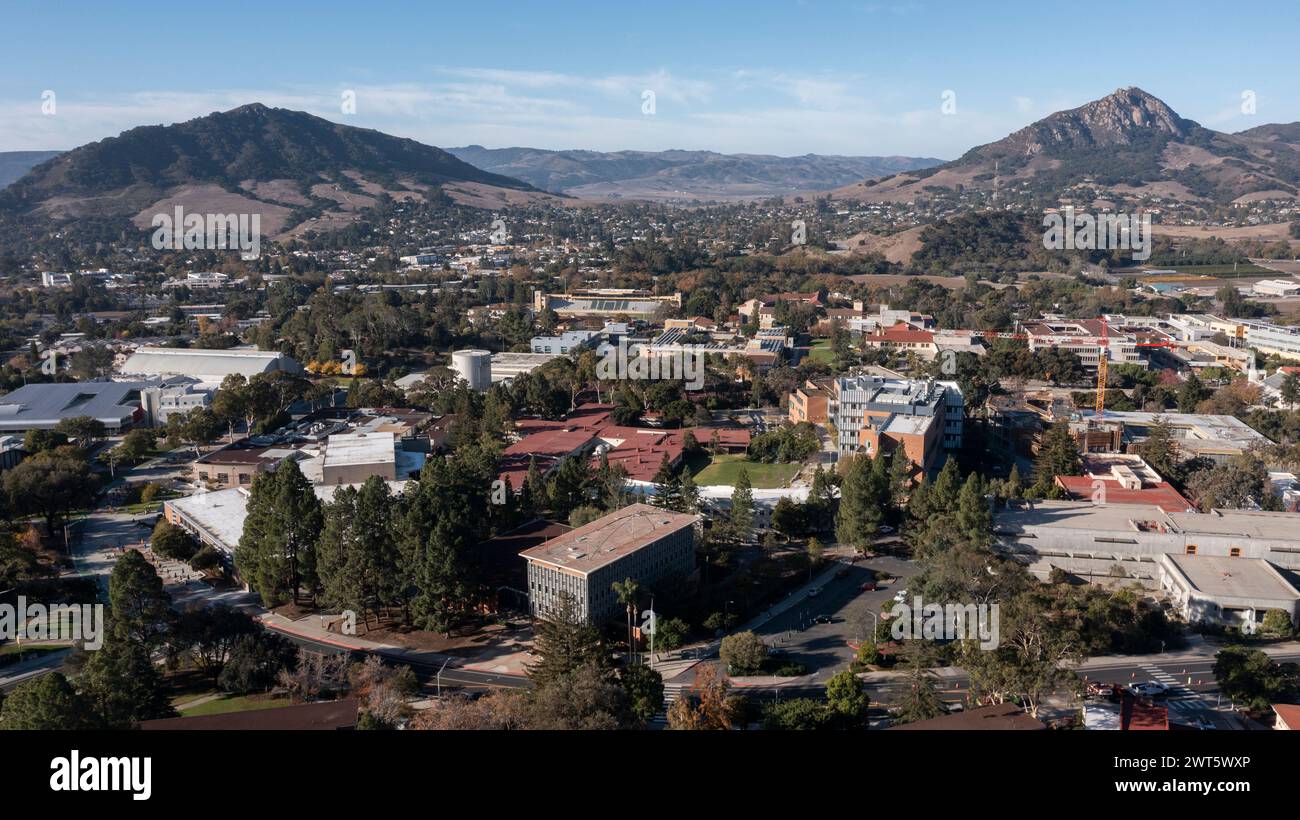 San Luis Obispo, Californie, États-Unis - 3 décembre 2021 : la lumière de l'après-midi brille sur le campus du centre-ville de Cal poly San Luis Obispo (SLO). Banque D'Images