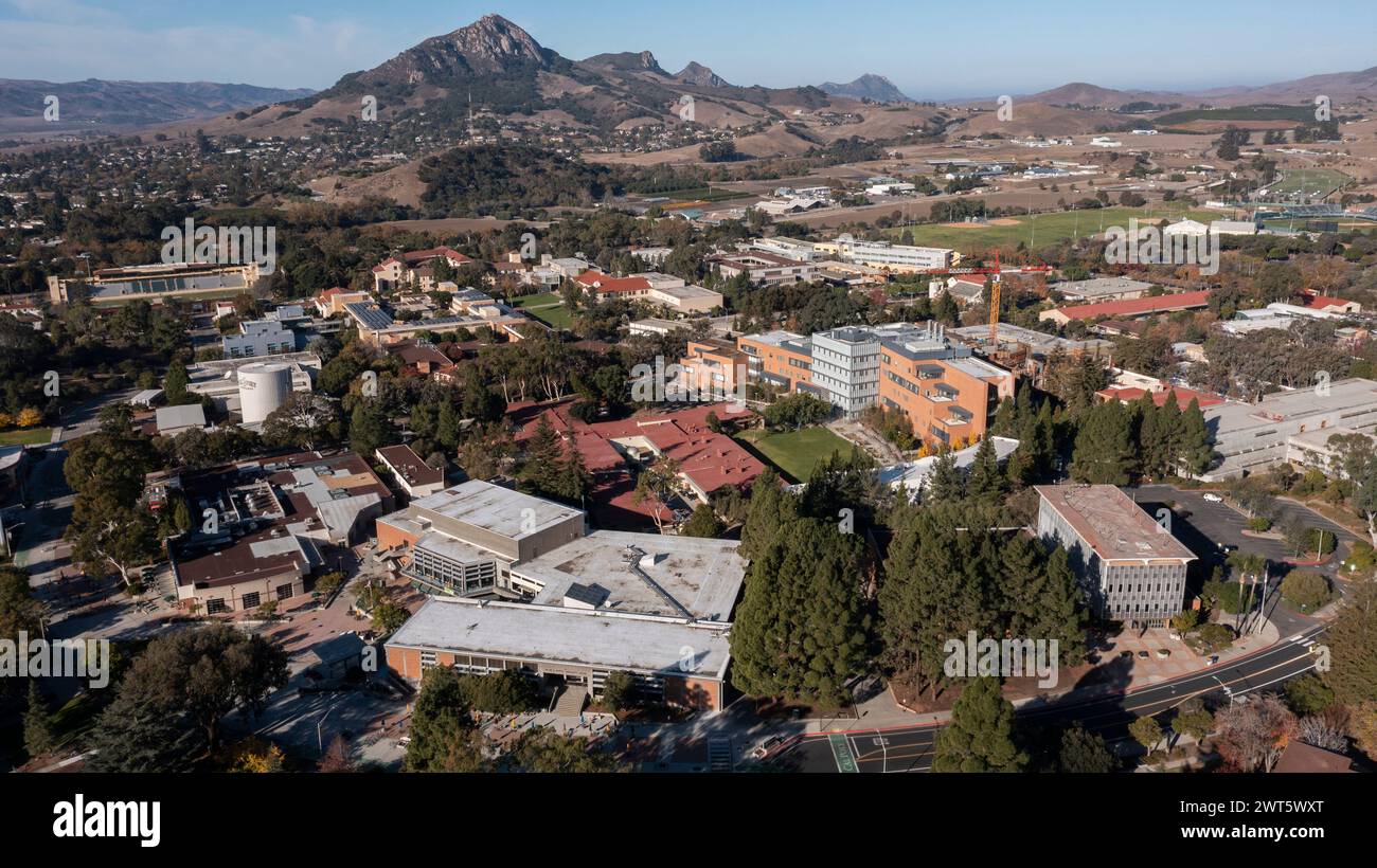 San Luis Obispo, Californie, États-Unis - 3 décembre 2021 : la lumière de l'après-midi brille sur le campus du centre-ville de Cal poly San Luis Obispo (SLO). Banque D'Images