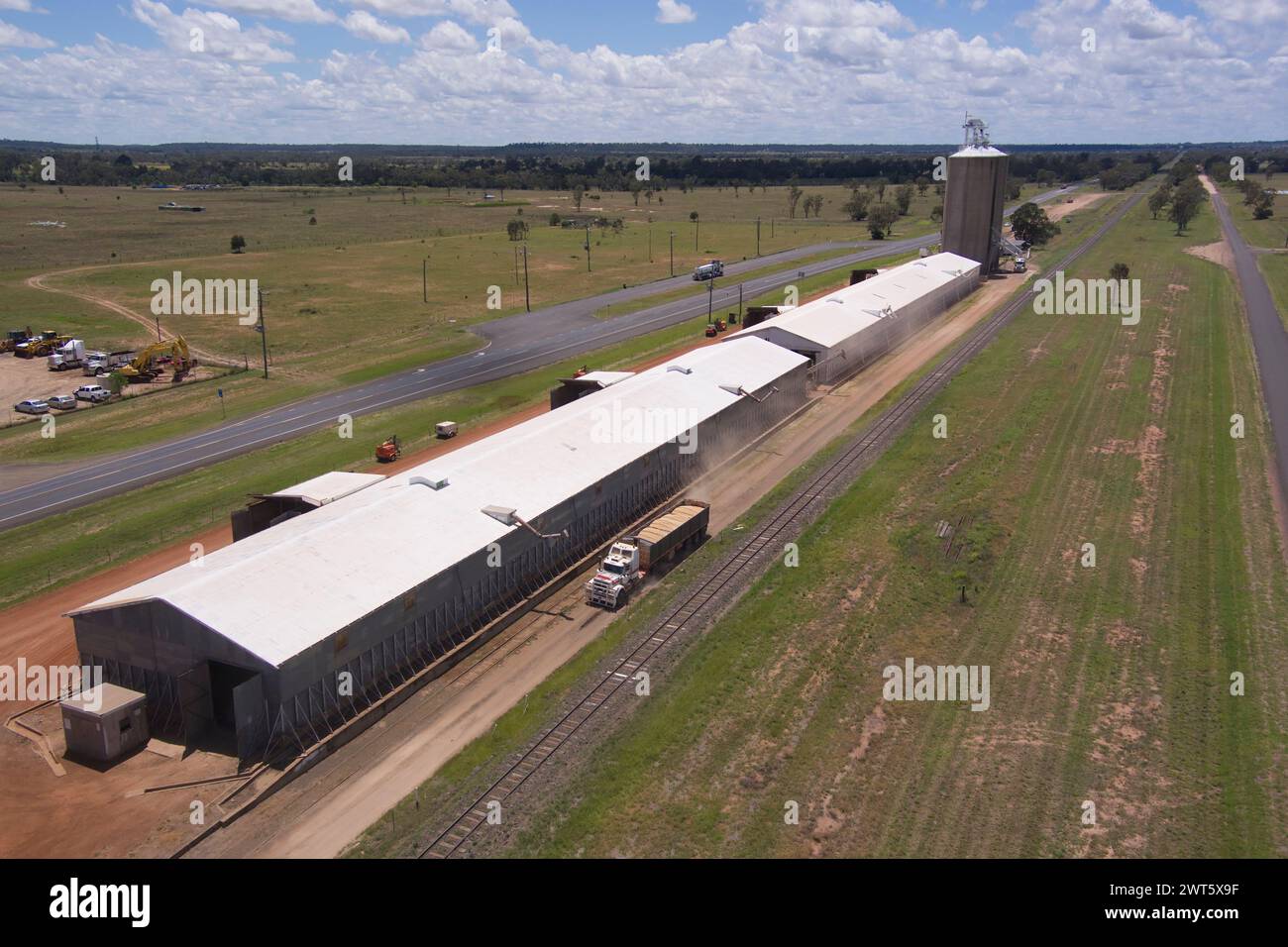 Antenne de camion de grain opérant à GrainCorp grain hangars Wallumbilla sur le Maranoa Queensland Australie Banque D'Images