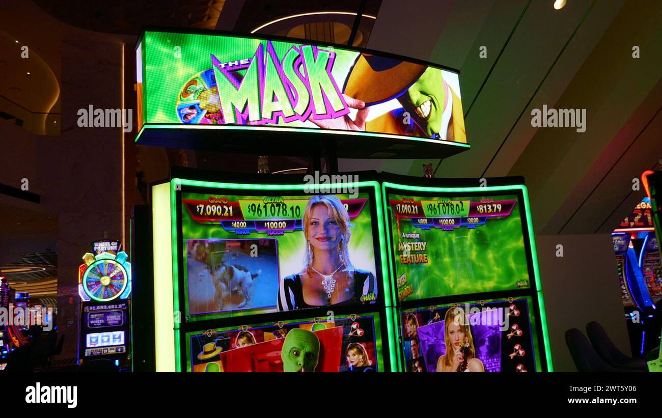 Las Vegas, Nevada, USA 7 mars 2024 Cameron Diaz le masque Jim Carrey machines à sous dans Casino au Fontainebleu Hotel & Casino sur Las Vegas Blvd le 7 mars 2024 à Las Vegas, Nevada, USA. Photo de Barry King/Alamy Stock photo Banque D'Images