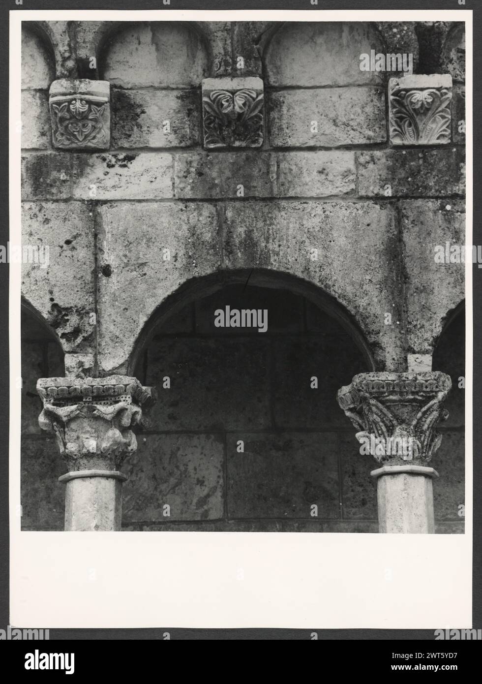 Molise Isernia Isernia Fontana della Fraterna4. Hutzel, Max 1960-1990 médiéval : fontaine à arcades du 13e au 14e siècle avec des détails sculpturaux et des inscriptions soigneusement sculptés. Photographe et érudit d'origine allemande Max Hutzel (1911-1988) photographié en Italie du début des années 1960 jusqu'à sa mort. Le résultat de ce projet, appelé Foto Arte Minore par Hutzel, est une documentation approfondie du développement historique de l'art en Italie jusqu'au XVIIIe siècle, y compris des objets des Étrusques et des Romains, ainsi que des monuments médiévaux, romans, gothiques, Renaissance et baroques. Les images le sont Banque D'Images