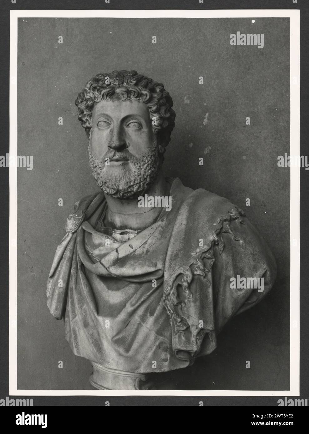 Lazio Roma Rome Palazzo del Commendatore6. Hutzel, Max 1960-1990 Post-médiéval : architecture, sculpture architecturale, sculpture, fresque. Notes de l'objet : le palazzo est le siège du président de l'hôpital de Borgo S. Spirito ; construit entre 1567-71 après la conception de Nanni di Baccio Bigio ; façade linéaire ; horloge fantastique de 1827. Hôpital a été fondé en 1198 par le pape Inncenzo III. Fresques dans les salons, environ 1 000 mètres carrés. 53 négatifs ont déjà été classés. Photographe et érudit d'origine allemande Max Hutzel (1911-1988) photographié en Italie du début des années 1960 jusqu'à sa mort. Banque D'Images