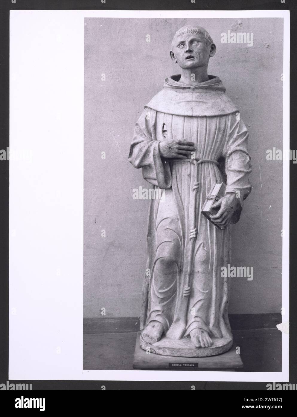 Ombrie Pérouse Trevi Palazzo communale, Pinacothèque. Hutzel, Max 1960-1990 vues de la façade du XVe siècle du Palazzo Communale et de la Piazza Mazzini. Vues de la belle collection de peinture ombrienne, sculpture, travail du métal et Deruta Maiolica dans la Pinacothèque. Il convient de noter un groupe sculptural qui est un excellent exemple du grand sculpteur du XIXe siècle Cesare Aureli. Les photos montrent également la collection encycolpédique de peintures ombriennes (XIVe-XVIe siècles) mises en valeur par des œuvres de Giovanni Spagna, Giusto di Grand et Pinturricchio. Notes de l'objet : Hutzel a tourné cette campagne en 1984 Banque D'Images