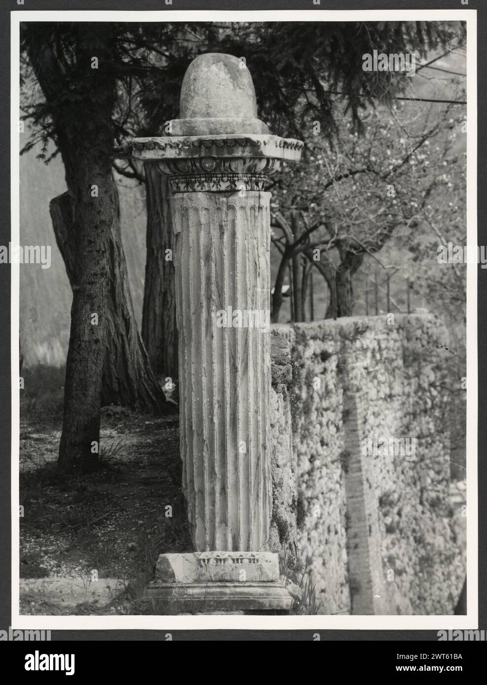 Lazio Roma Subiaco Rocca Abbaziale. Hutzel, Max 1960-1990 vue extérieure lointaine et rapprochée du château, des portails, des crêtes papales. Vues intérieures du hall d'entrée, de la chapelle, de l'Appartamento dei Colonna, de l'Appartamento di Pio VI et de la Camara di Pio VI, avec de nombreuses vues détaillées des fresques du plafond et des murs. Remarques générales : vues 1-7 extraites et classées séparément sous vues générales. Photographe et érudit d'origine allemande Max Hutzel (1911-1988) photographié en Italie du début des années 1960 jusqu'à sa mort. Le résultat de ce projet, désigné par Hutzel comme Foto Arte Minore, est une documentation approfondie de l'art. Banque D'Images