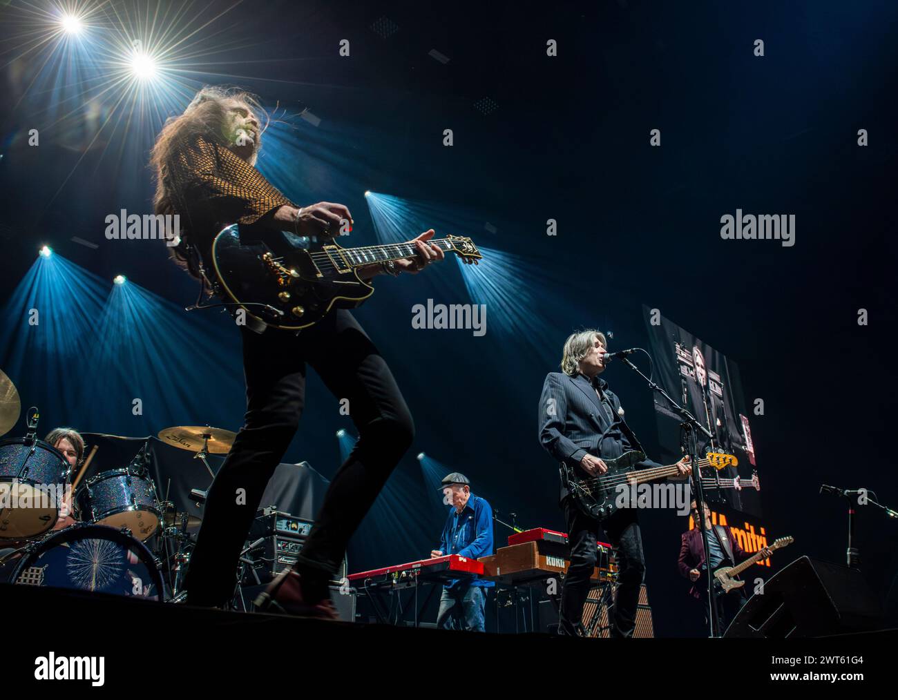 Leeds, Royaume-Uni. 15 mars 2024. Justin Currie, chanteur et bassiste, et Iain Harvie, guitariste, du groupe de rock écossais Del Amitri, jouant en live à Leeds Arena. Currie a récemment annoncé qu'on lui avait diagnostiqué la maladie de Parkinson. Crédit : ernesto rogata/Alamy Live News Banque D'Images