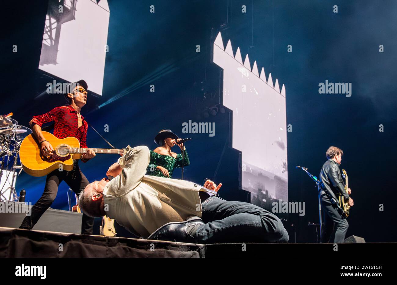 Leeds, Royaume-Uni. 15 mars 2024. Le groupe de rock écossais simple Minds joue en live à Leeds Arena lors de la première nuit de leur tournée européenne. Crédit : ernesto rogata/Alamy Live News Banque D'Images