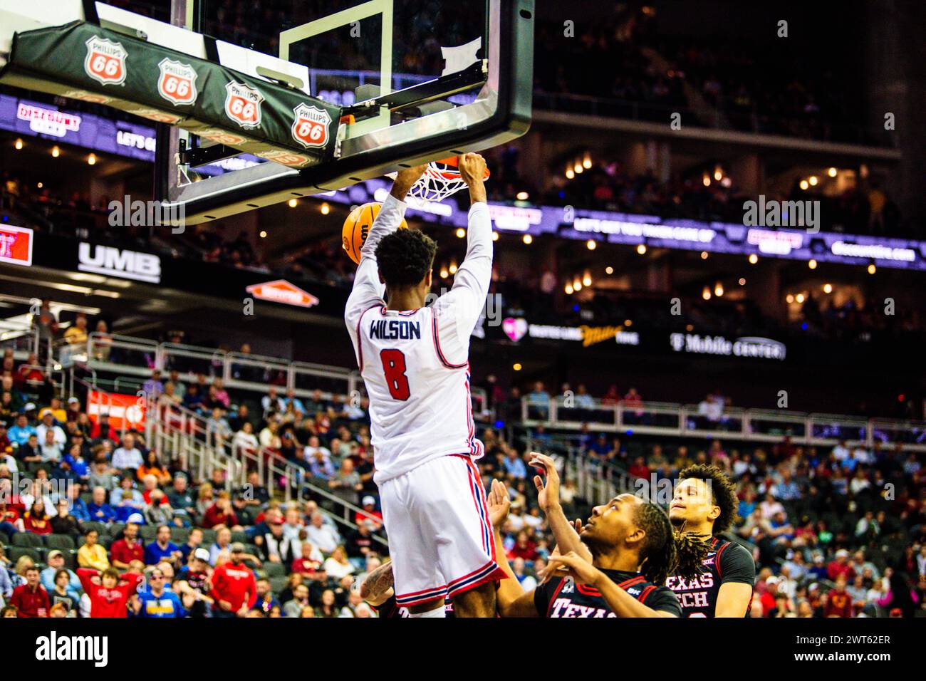 Kansas City, Missouri, États-Unis. 15 mars 2024. Houston (8) G Mylik Wilson fait un allié oop slam dunk.2024 Phillips 66 Big 12 Men's Basketball Championship demi-finale. (Crédit image : © James Leyva/ZUMA Press Wire) USAGE ÉDITORIAL SEULEMENT! Non destiné à UN USAGE commercial ! Banque D'Images