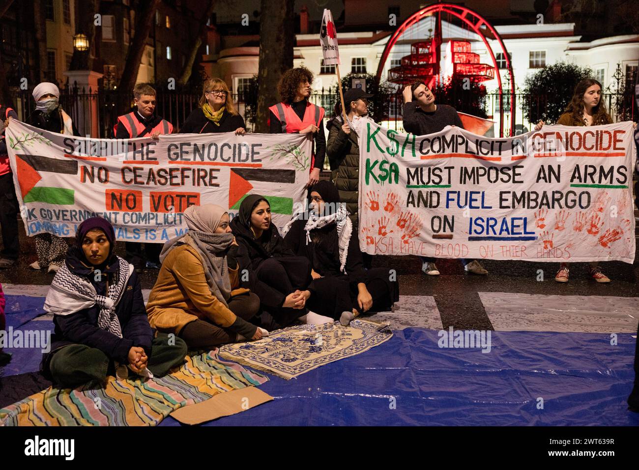 Londres, Royaume-Uni. 15 mars 2024. Des sympathisantes religieuses pro-palestiniennes sont vues finir de prier devant l'ambassade d'Arabie saoudite à Londres pour la prière Taraweeh. Les partisans pro-palestiniens se rassemblent devant l'ambassade d'Arabie saoudite à Londres pour la prière Taraweeh le 4ème jour du Ramadan pour prier pour ceux qui ont souffert à cause de la guerre Israël-Hamas. Ils condamnent également le gouvernement saoudien pour ne pas avoir fait assez d'efforts pour aider à ramener la paix dans la région. Crédit : SOPA images Limited/Alamy Live News Banque D'Images