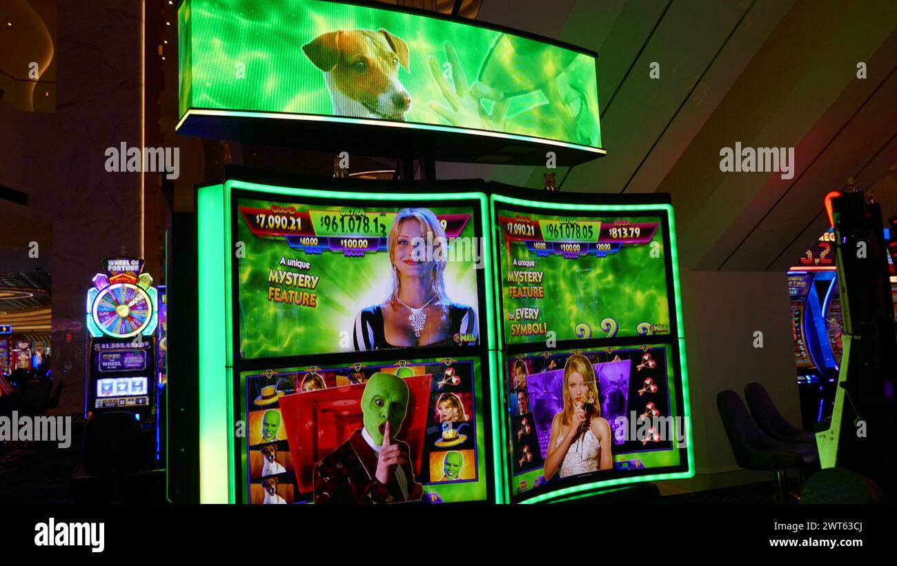 Las Vegas, Nevada, USA 7 mars 2024 Cameron Diaz le masque Jim Carrey machines à sous dans Casino au Fontainebleu Hotel & Casino sur Las Vegas Blvd le 7 mars 2024 à Las Vegas, Nevada, USA. Photo de Barry King/Alamy Stock photo Banque D'Images