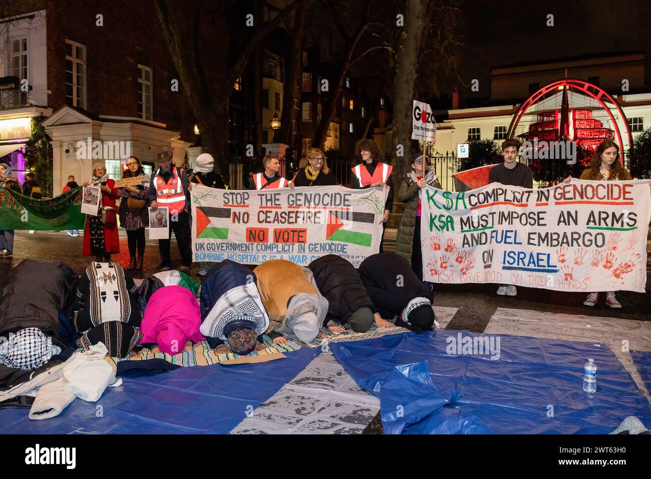 Londres, Royaume-Uni. 15 mars 2024. Des partisans religieux pro-palestiniens sont vus prier devant l'ambassade d'Arabie saoudite à Londres pour la prière Taraweeh. Les partisans pro-palestiniens se rassemblent devant l'ambassade d'Arabie saoudite à Londres pour la prière Taraweeh le 4ème jour du Ramadan pour prier pour ceux qui ont souffert à cause de la guerre Israël-Hamas. Ils condamnent également le gouvernement saoudien pour ne pas avoir fait assez d'efforts pour aider à ramener la paix dans la région. (Photo de Hesther Ng/SOPA images/SIPA USA) crédit : SIPA USA/Alamy Live News Banque D'Images