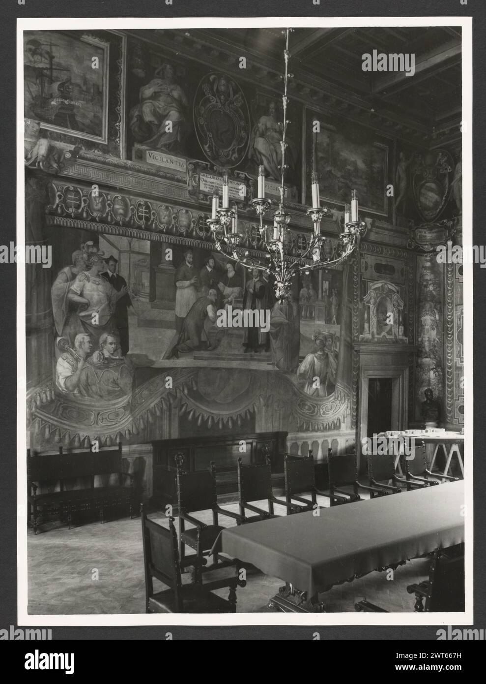 Lazio Roma Rome Palazzo del Commendatore0. Hutzel, Max 1960-1990 Post-médiéval : architecture, sculpture architecturale, sculpture, fresque. Notes de l'objet : le palazzo est le siège du président de l'hôpital de Borgo S. Spirito ; construit entre 1567-71 après la conception de Nanni di Baccio Bigio ; façade linéaire ; horloge fantastique de 1827. Hôpital a été fondé en 1198 par le pape Inncenzo III. Fresques dans les salons, environ 1 000 mètres carrés. 53 négatifs ont déjà été classés. Photographe et érudit d'origine allemande Max Hutzel (1911-1988) photographié en Italie du début des années 1960 jusqu'à sa mort. Banque D'Images