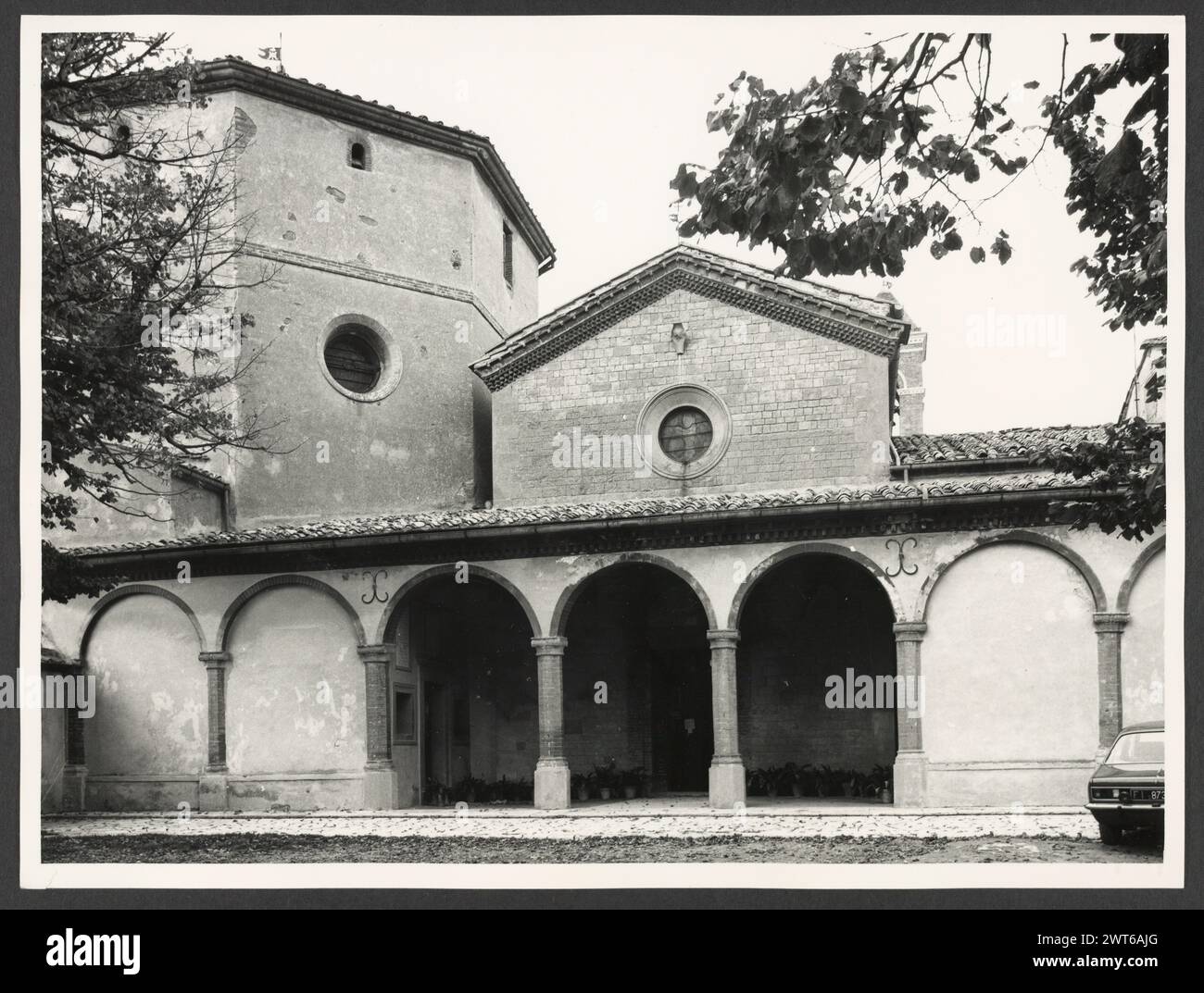 Toscane Sienne Sinalunga S. Bernardino1. Hutzel, Max 1960-1990 vues extérieures du portail. Le portail et le vestibule datent du 15e cent. L'église, avec sa coupole octogonale, date du 17ème siècle. Les vues intérieures comprennent : 4 des stations de la Croix, situées dans le vestibule ; et des fresques de l'Annonciation, un baptême du Christ, et une Vierge et un enfant, qui a été peint en 1486 par Guidoccio Cozzarelli. Il y a aussi des photos de détails architecturaux de la coupole octogonale et d'un crucifix en bois. Notes de l'objet : Hutzel date de la campagne photo : 7 mars 1983. Bien qu'il y ait des notes pour un seul Banque D'Images