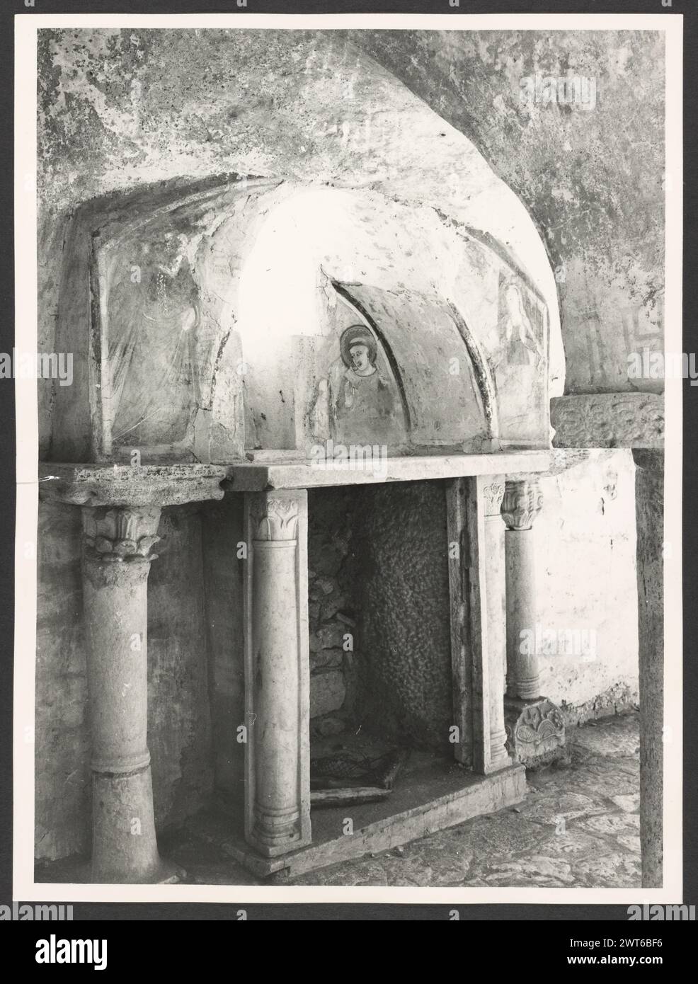 Lazio Rome Sant'Oreste S. Silvestro3. Hutzel, Max 1960-1990 médiéval : église du vie siècle avec la structure originale et un cadre carolingien en grande partie intact (partiellement en ruines) ; autel sculpté, colonnes et chapiteaux ; fresques photographe et érudit allemand Max Hutzel (1911-1988) photographié en Italie du début des années 1960 jusqu'à sa mort. Le résultat de ce projet, désigné par Hutzel comme Foto Arte Minore, est une documentation approfondie du développement historique de l'art en Italie jusqu'au XVIIIe siècle, y compris des objets des Étrusques et des Romains, ainsi que du début médiéval, roman, Banque D'Images