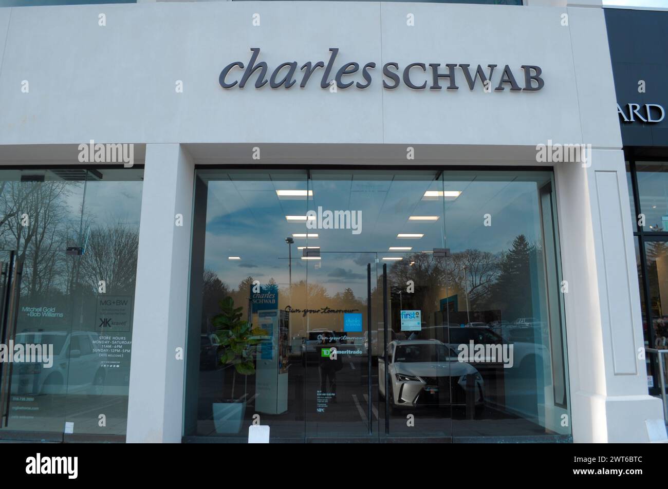 New York, États-Unis. 15 mars 2024. Un bâtiment Charles Schwab est vu dans le quartier de Manhasset dans le comté de Nassau, long Island, New York. Crédit : SOPA images Limited/Alamy Live News Banque D'Images