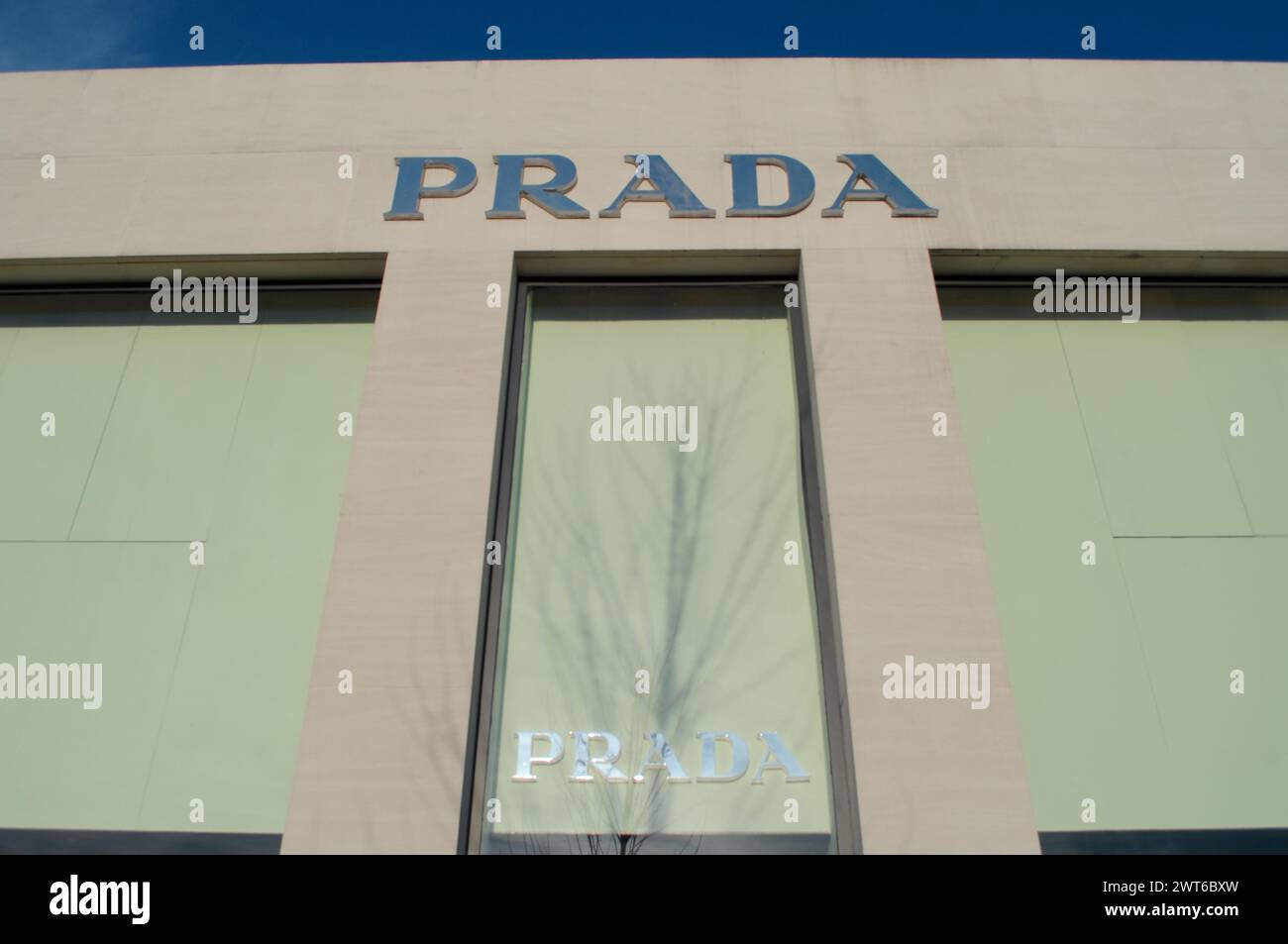 New York, États-Unis. 15 mars 2024. Le logo Prada est visible sur un magasin Prada dans le quartier de Manhasset dans le comté de Nassau, long Island, New York. Crédit : SOPA images Limited/Alamy Live News Banque D'Images