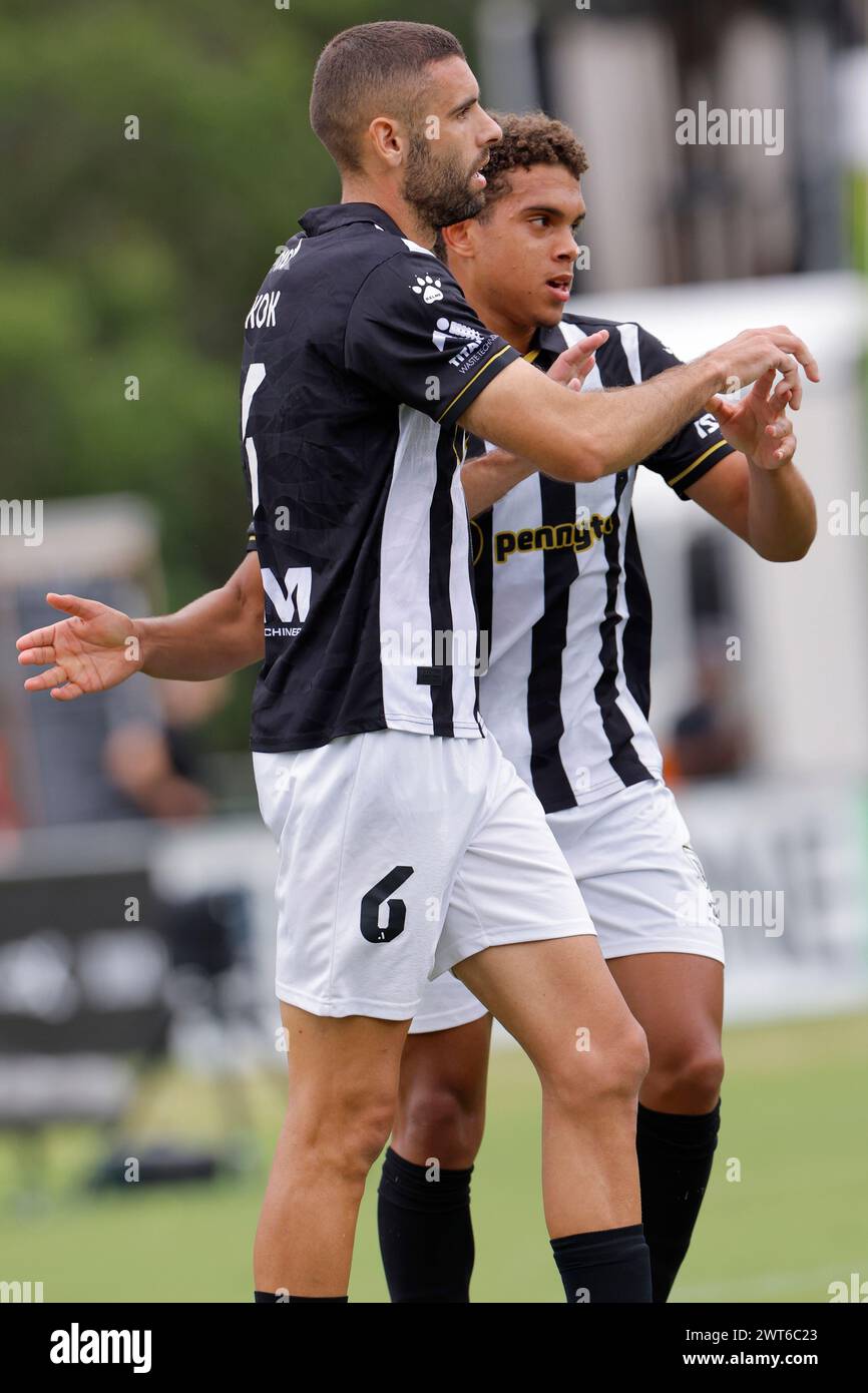 Brisbane, Australie, le 16 mars 2024 : Raphael Rodrigues (17 MacArthur) célèbre avec Tomislav Uskok (6 MacArthur) après avoir marqué un but de tête alors qu'ils égalisent les scores à 1-1 lors du match de la Ligue Ute A D'Isuzu entre Brisbane Roar contre MacArthur FC au stade Ballymore (Promediapix/SPP) crédit: photo de presse SPP Sport. /Alamy Live News Banque D'Images