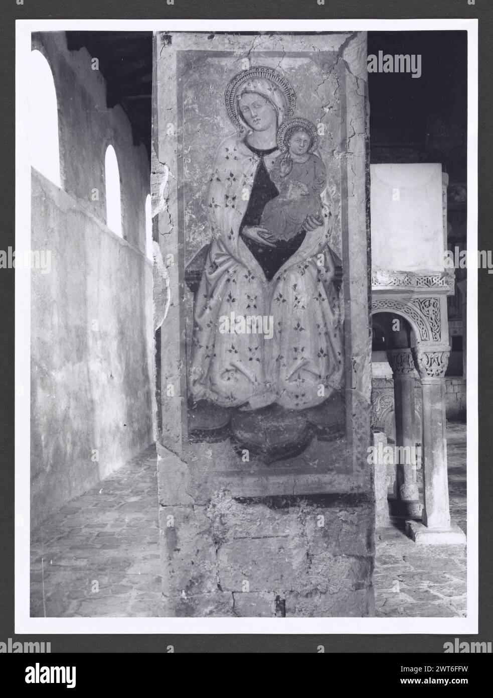 Abruzzes L'Aquila Rosciolo dei Marsi (environs) S. Maria in Valle Porclaneta. Hutzel, Max 1960-1990 les vues extérieures de cette ancienne église abbatiale bénédictine comprennent une plaque inscrite devant le narthex ; une abside polygonale avec des détails sculpturaux foliés (XIIIe siècle) ; et des fenêtres. Les vues intérieures incluent le tombeau de Mater Niccolo et les fresques endommagées (XIIIe-XVIe siècles), mais la plupart des détails sont de la sculpture architecturale. L'écran du chœur (milieu du XIIe-XIIIe siècles) est décoré de séraphins, bustes d'apôtres en relief, formes foliées, rosettes, aigles, un lion, dragon, griffin, moulage d'acanthus Banque D'Images