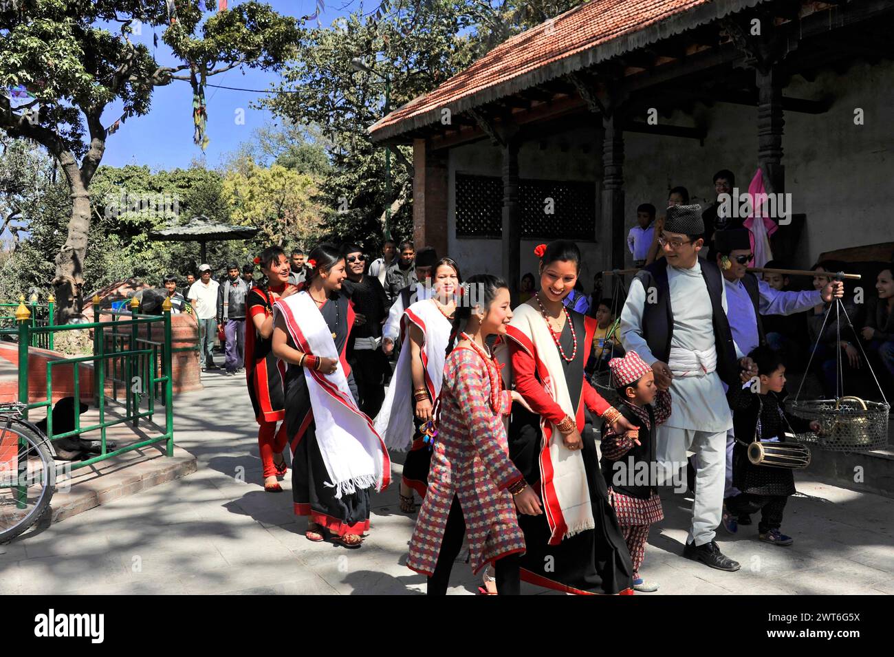 Les gens en tenue traditionnelle profitant d'une journée ensoleillée à l'extérieur, Vallée de Katmandou, Katmandou, Népal Banque D'Images