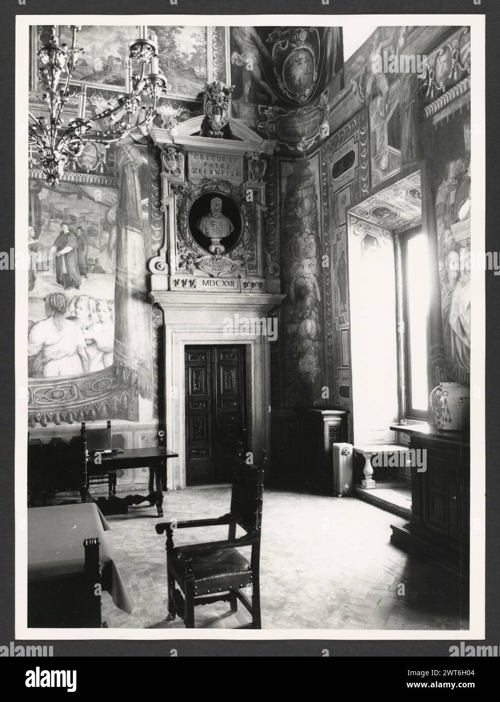 Lazio Roma Rome Palazzo del Commendatore6. Hutzel, Max 1960-1990 Post-médiéval : architecture, sculpture architecturale, sculpture, fresque. Notes de l'objet : le palazzo est le siège du président de l'hôpital de Borgo S. Spirito ; construit entre 1567-71 après la conception de Nanni di Baccio Bigio ; façade linéaire ; horloge fantastique de 1827. Hôpital a été fondé en 1198 par le pape Inncenzo III. Fresques dans les salons, environ 1 000 mètres carrés. 53 négatifs ont déjà été classés. Photographe et érudit d'origine allemande Max Hutzel (1911-1988) photographié en Italie du début des années 1960 jusqu'à sa mort. Banque D'Images