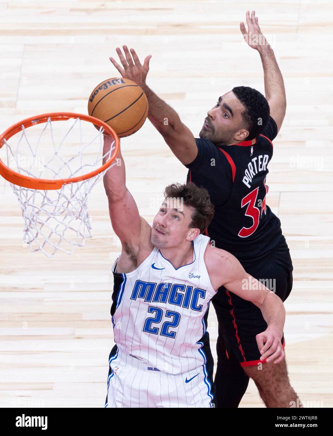 Toronto, Canada. 15 mars 2024. Franz Wagner (avant) d'Orlando Magic se bat pour un rebond avec Jontay porter des Raptors de Toronto lors du match de saison régulière de la NBA 2023-2024 à Toronto, Canada, le 15 mars 2024. Crédit : Zou Zheng/Xinhua/Alamy Live News Banque D'Images