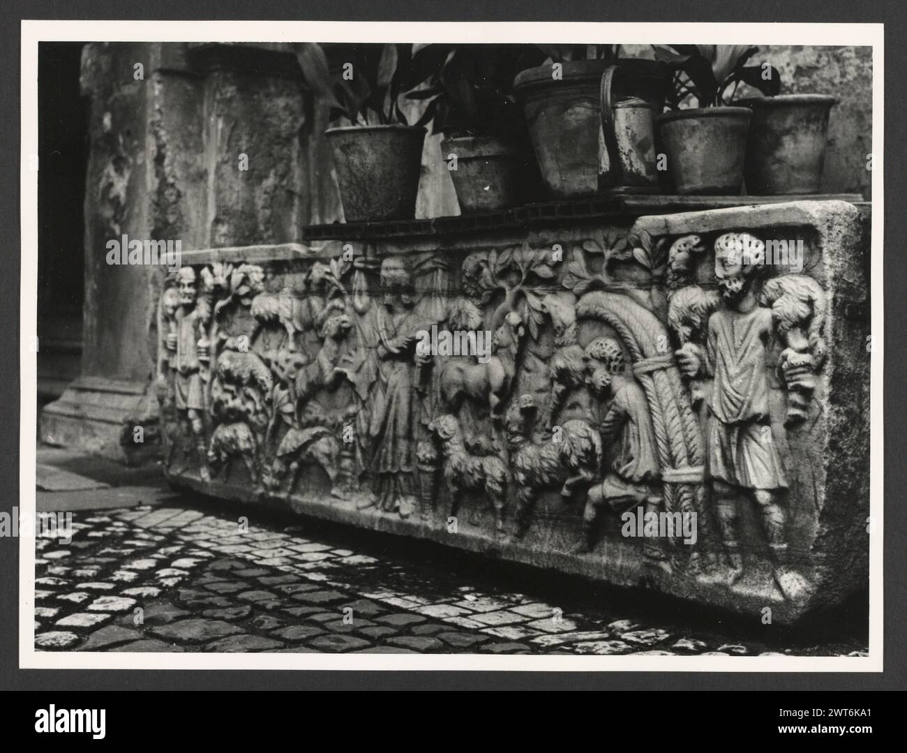 Lazio Roma Rome Palazzo del Commendatore3. Hutzel, Max 1960-1990 Post-médiéval : architecture, sculpture architecturale, sculpture, fresque. Notes de l'objet : le palazzo est le siège du président de l'hôpital de Borgo S. Spirito ; construit entre 1567-71 après la conception de Nanni di Baccio Bigio ; façade linéaire ; horloge fantastique de 1827. Hôpital a été fondé en 1198 par le pape Inncenzo III. Fresques dans les salons, environ 1 000 mètres carrés. 53 négatifs ont déjà été classés. Photographe et érudit d'origine allemande Max Hutzel (1911-1988) photographié en Italie du début des années 1960 jusqu'à sa mort. Banque D'Images