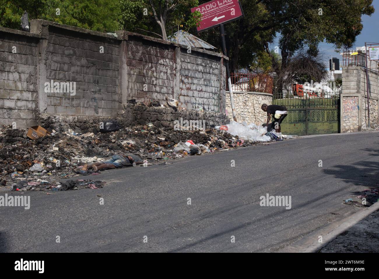 Port au Prince, Haïti. 15 mars 2024. © DAVID LORENS MENTOR/MAXPPP ; PORT aux PRINCE ; 15/03/2024 un cadavre sur un tas d'ordures à Delmas la situation reste 'explosive' vendredi à Port-au-Prince selon l'ONU, au moment où les Haïtiens attendent la nomination d'autorités de transition après la démission du premier ministre contesté, avec l'espoir prudent que le pays ravagé par les gangs capables de s'engager sur la voie de la stabilité. Après quelques jours d'une relative accalmie, des violences ont été enregistrées dans la capitale, qui est à 80% aux mains des bandes armées. Sur deux routes principa Banque D'Images Port au Prince, Haïti. 15 mars 2024. © DAVID LORENS MENTOR/MAXPPP ; PORT aux PRINCE ; 15/03/2024 un cadavre sur un tas d'ordures à Delmas la situation reste 'explosive' vendredi à Port-au-Prince selon l'ONU, au moment où les Haïtiens attendent la nomination d'autorités de transition après la démission du premier ministre contesté, avec l'espoir prudent que le pays ravagé par les gangs capables de s'engager sur la voie de la stabilité. Après quelques jours d'une relative accalmie, des violences ont été enregistrées dans la capitale, qui est à 80% aux mains des bandes armées. Sur deux routes principa Banque D'Images