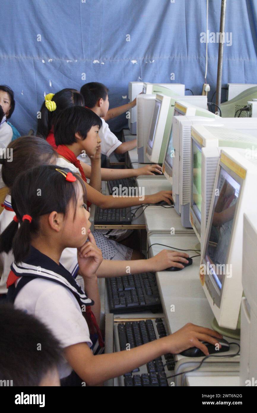 Premières leçons d'informatique pour enfants, province du Shanxi, Chine Banque D'Images